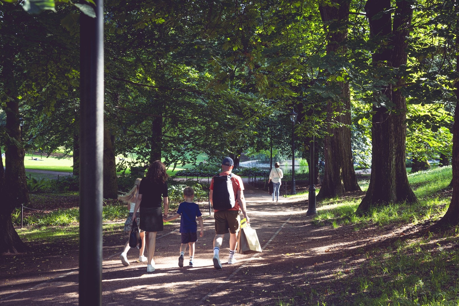 Oslos mange parker byr på et avbrekk fra byens tempo. Uansett hvor du er, finner du en park i nærheten som gir plass til ro, lek, og sosiale aktiviteter i grønne omgivelser Galleribilde