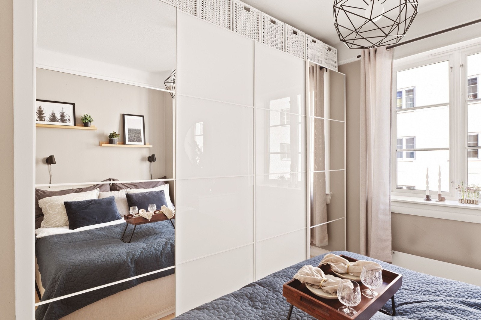 Stor praktisk skyvedørsgarderobe for maksimal plassutnyttelse Galleribilde