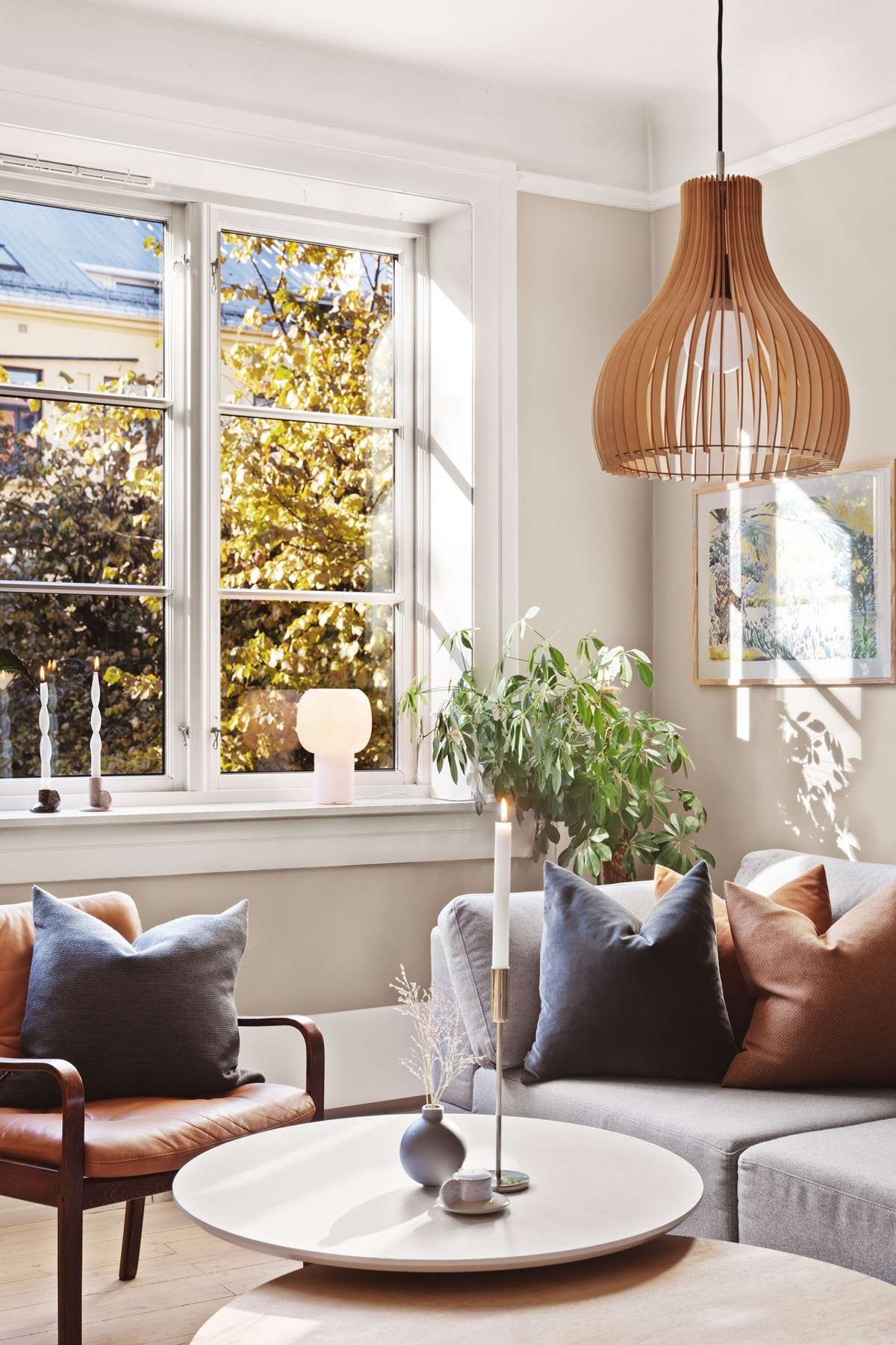 De store vinduene gir rikelig med naturlig lys og skaper en luftig atmosfære Galleribilde