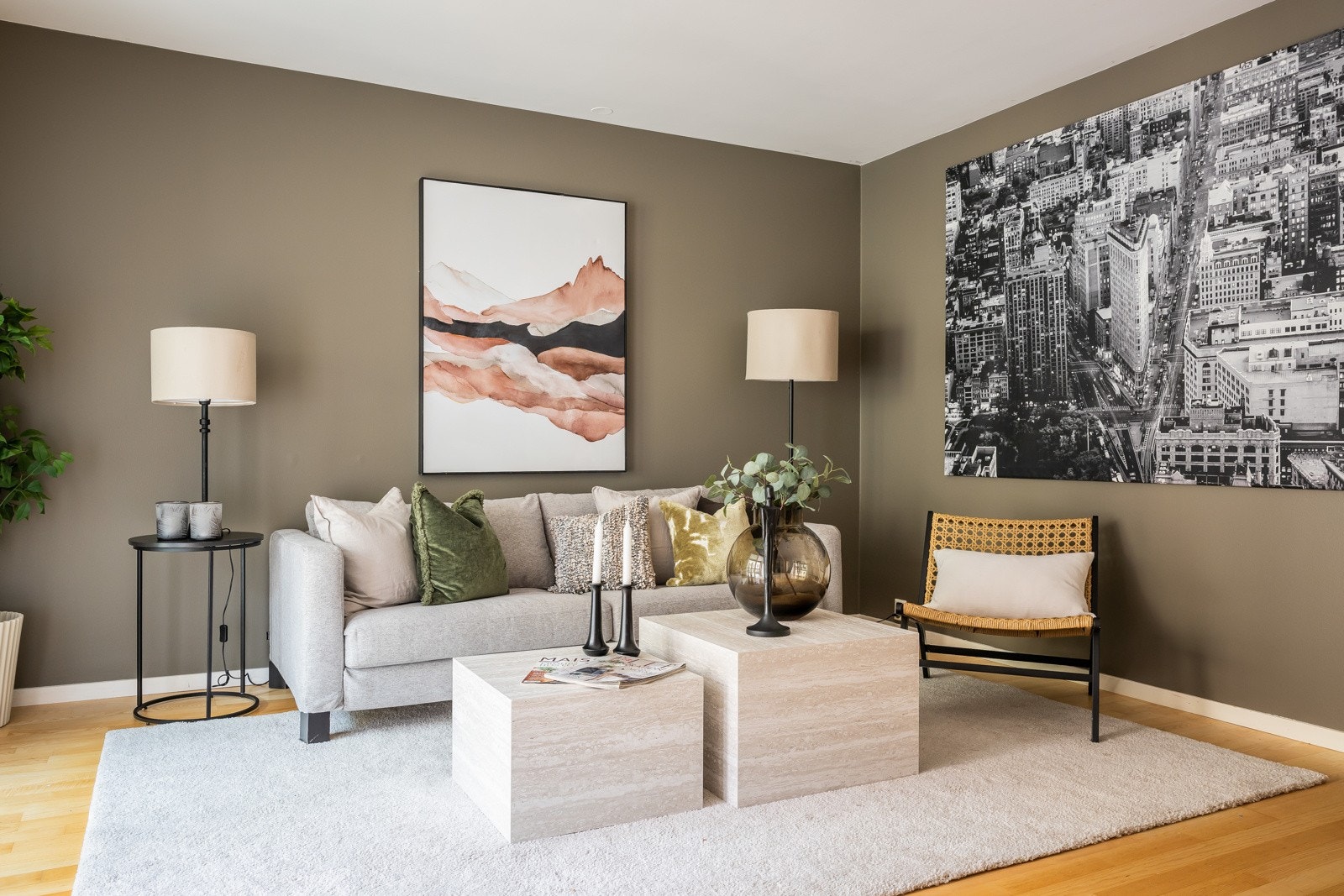 Her er det godt med plass til ulik møblering som sofagruppe, tv-møblement mm Galleribilde