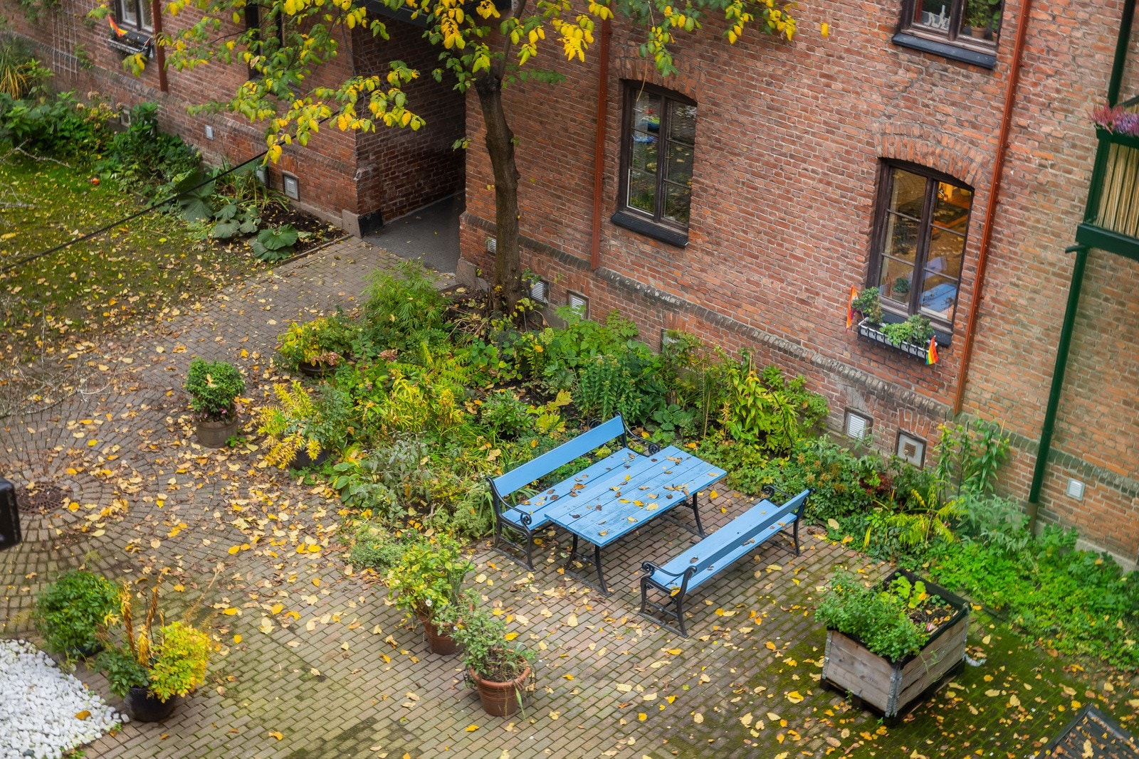 Hyggelig bakgård med sittegrupper. Galleribilde