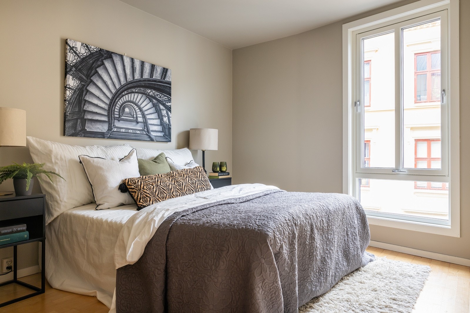 Rommet er stort og har god plass til dobbeltseng og oppbevaring i garderobeskap, kommoder mm. Galleribilde