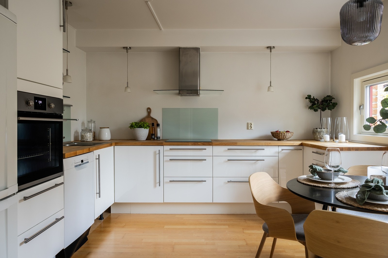 Ikea kjøkkeninnredning med glatte høyglans skapfronter og heltre benkeplate. Galleribilde