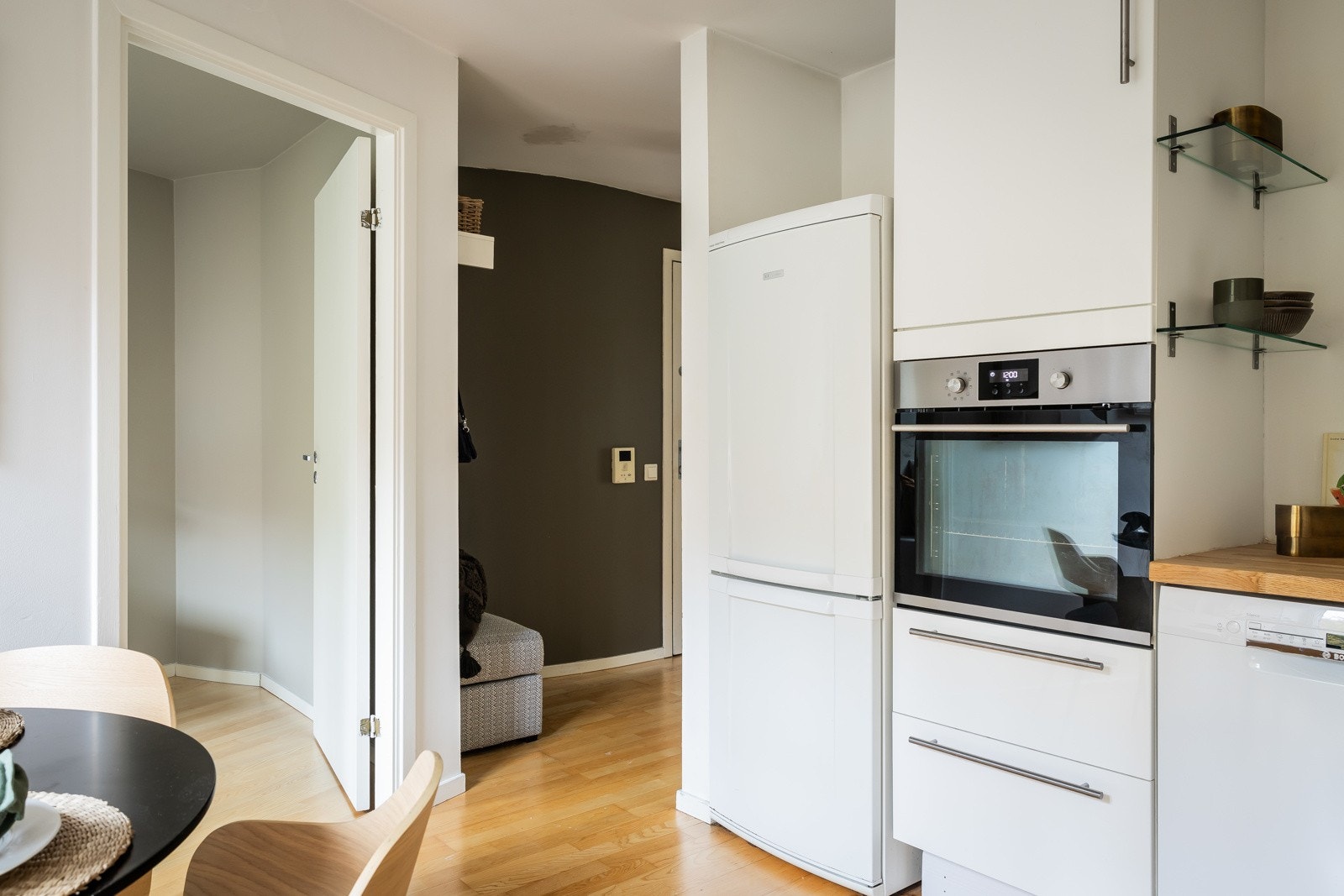 Det er integrerte hvitevarer som koketopp, stekeovn, frittstående oppvaskmaskin, kjøl/- fryseskap. Galleribilde