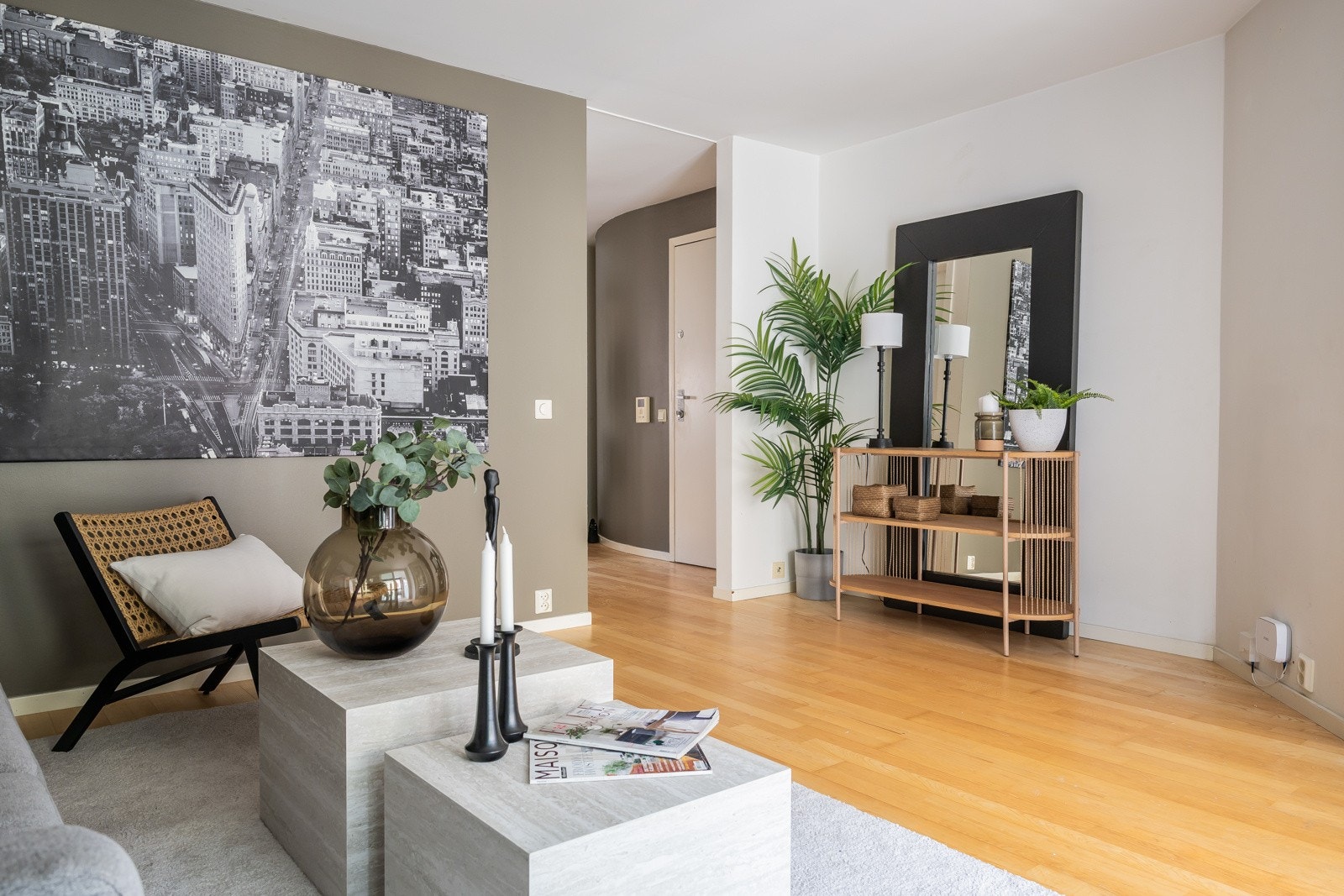 Lys og fin stue, nymalt i tidsriktige farger. Galleribilde