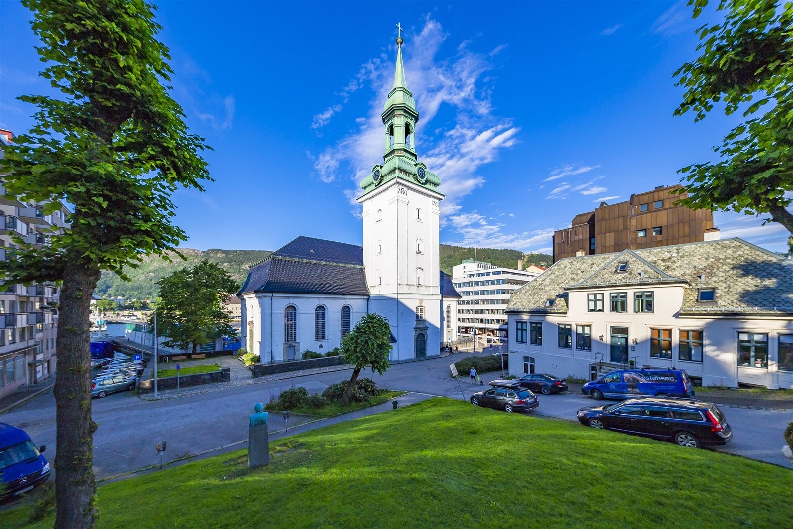 Nykirken sett fra Nykirkeallmenningen mot Strandgaten Galleribilde