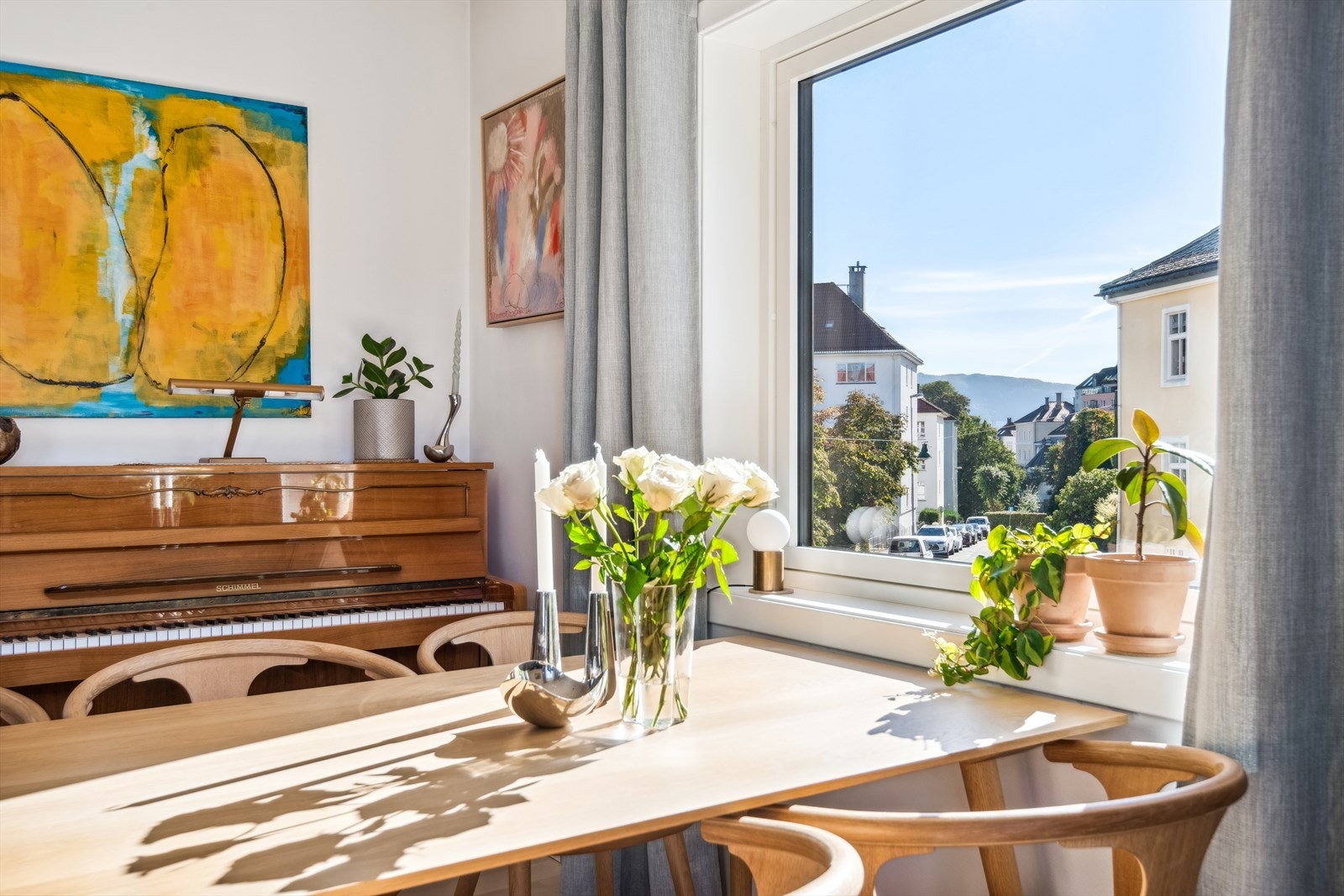 Litt av utsikten og solen inn i stue Galleribilde