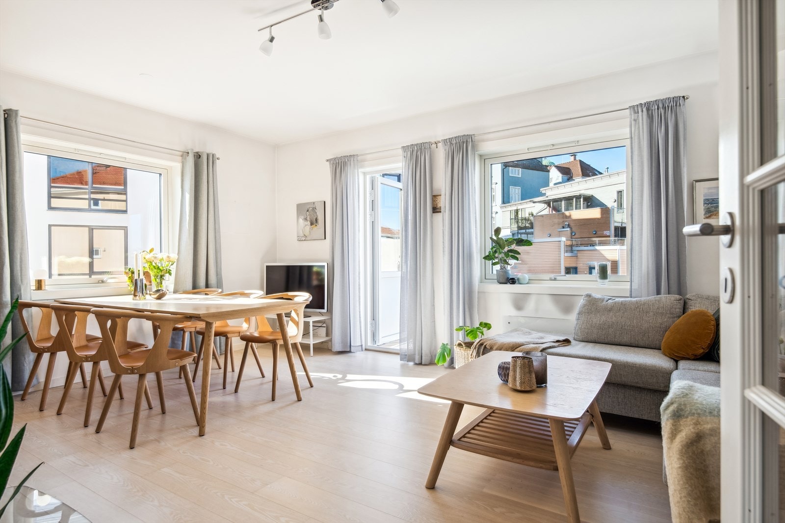 Stue med godt lysinnslipp Galleribilde