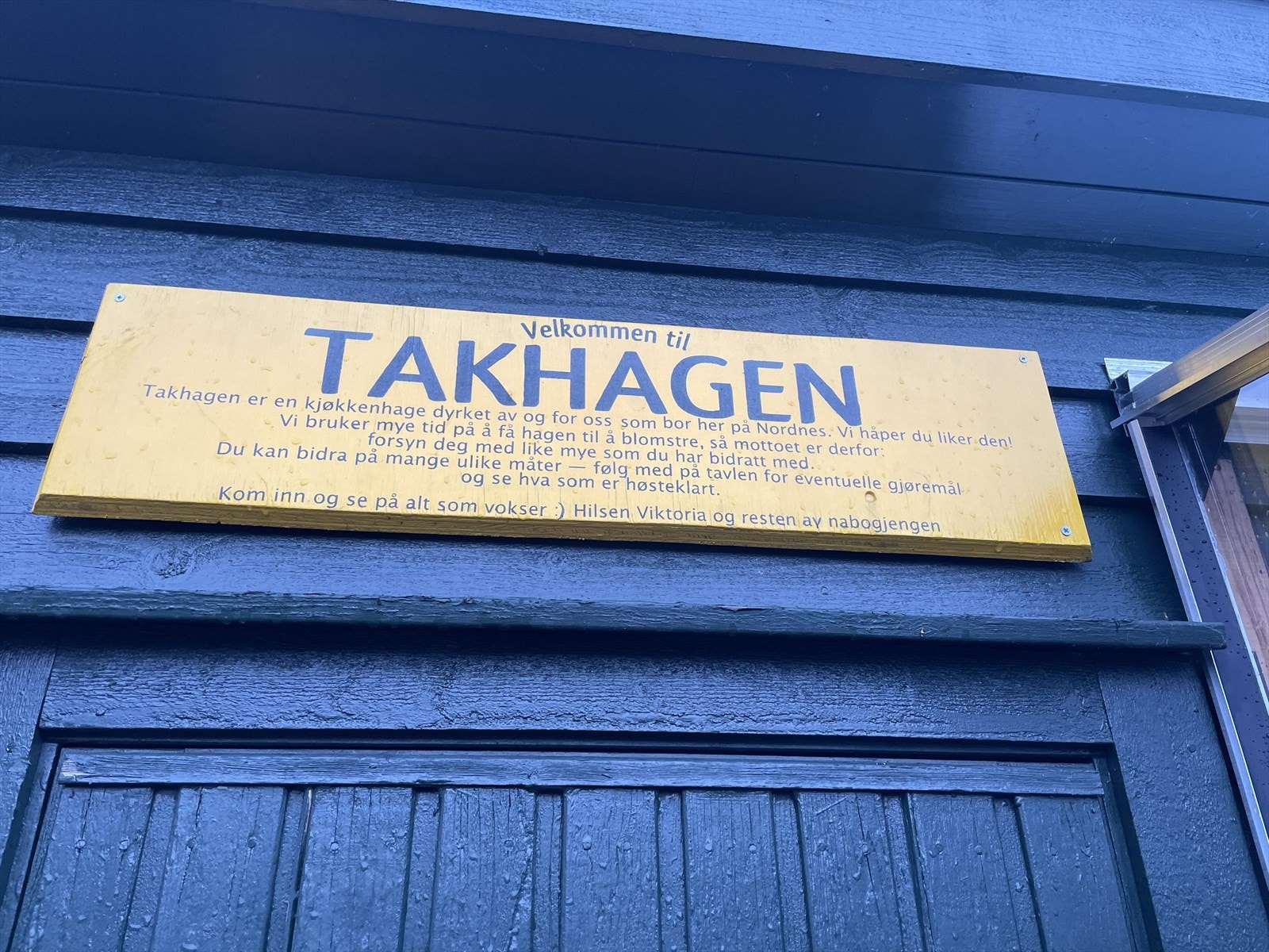 Takhagen med selvdyrking av grønnsaker, blomster og bær m.m. Galleribilde