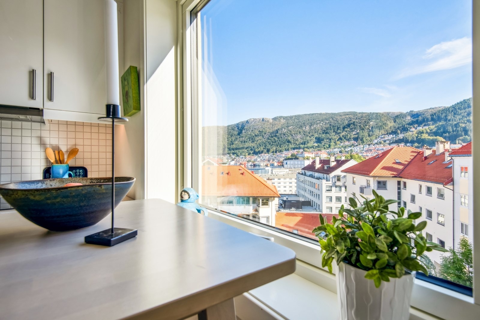 og her er litt av utsikten fra kjøkken og spiseplass Galleribilde