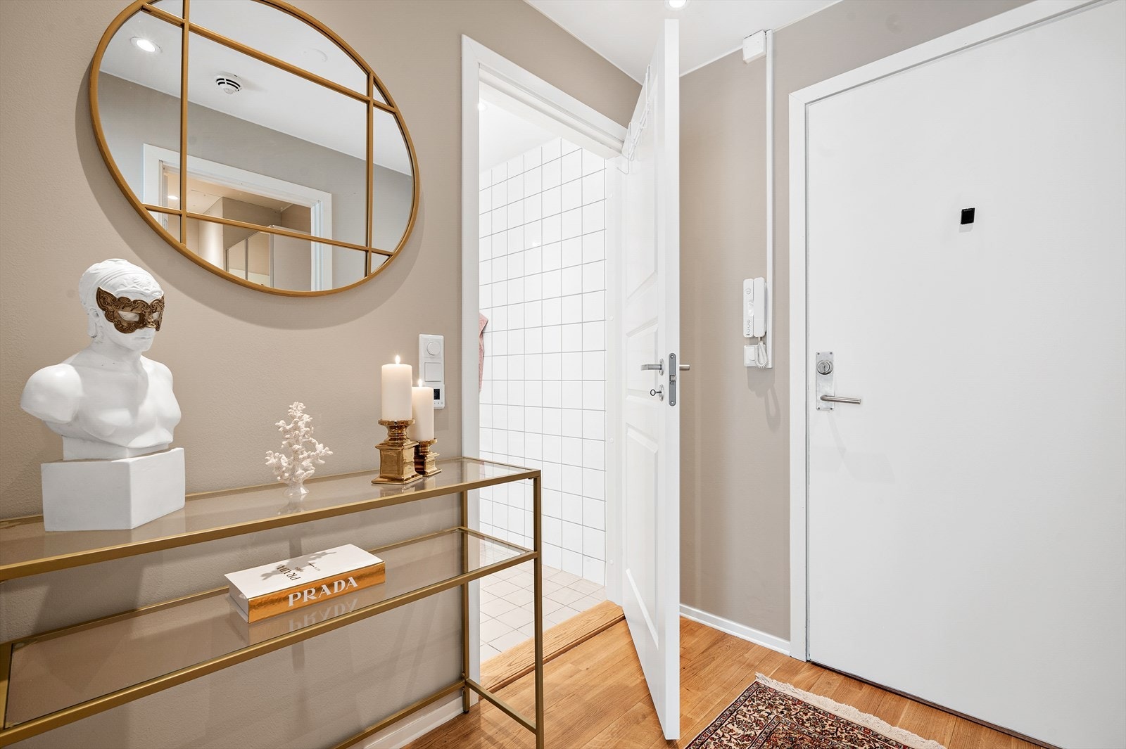 Romslig entré. Galleribilde