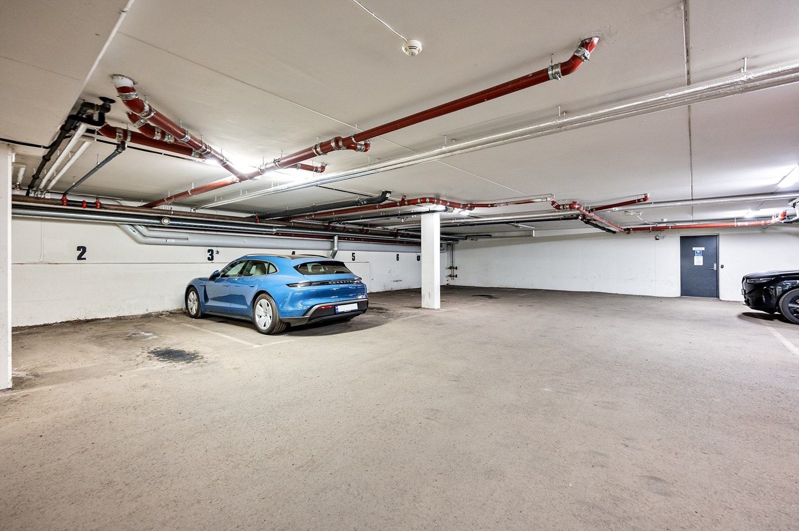 Garasjeanlegg i bygget. Galleribilde