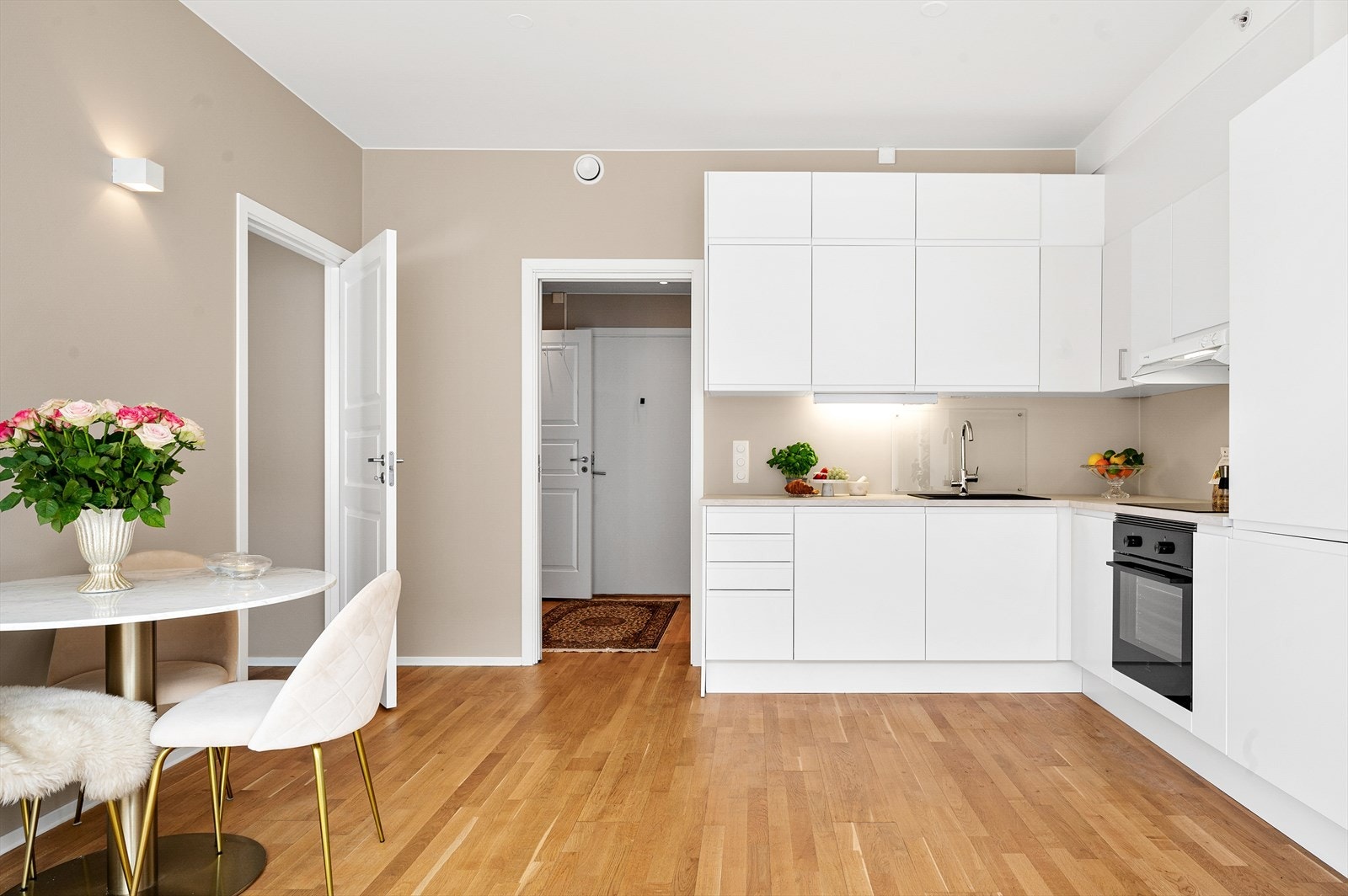 008_Nytt HTH-kjøkken med integrerte hvitevarer. Galleribilde