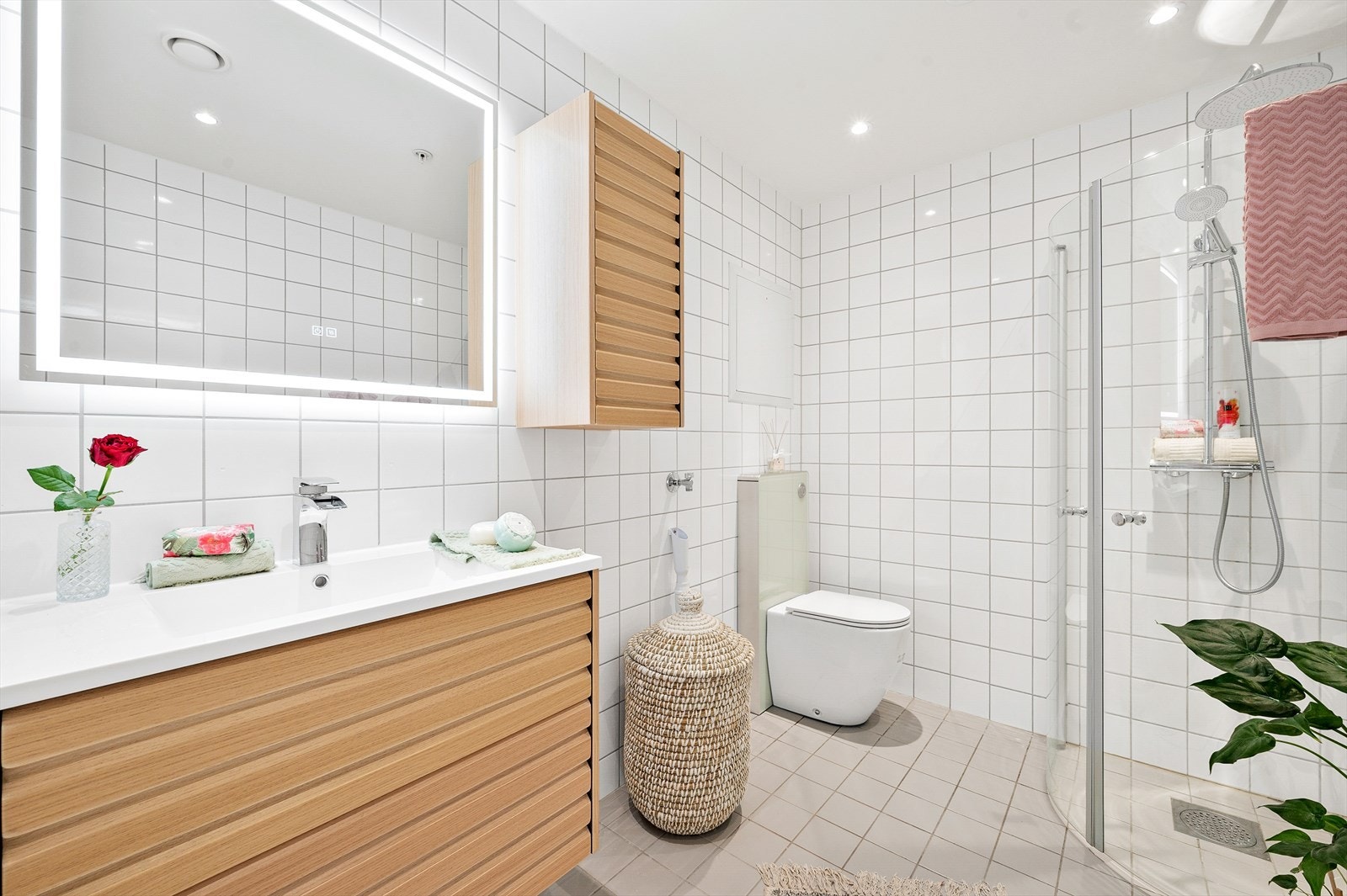 Flislagt bad med oppdradert med ny servant og skap. Galleribilde