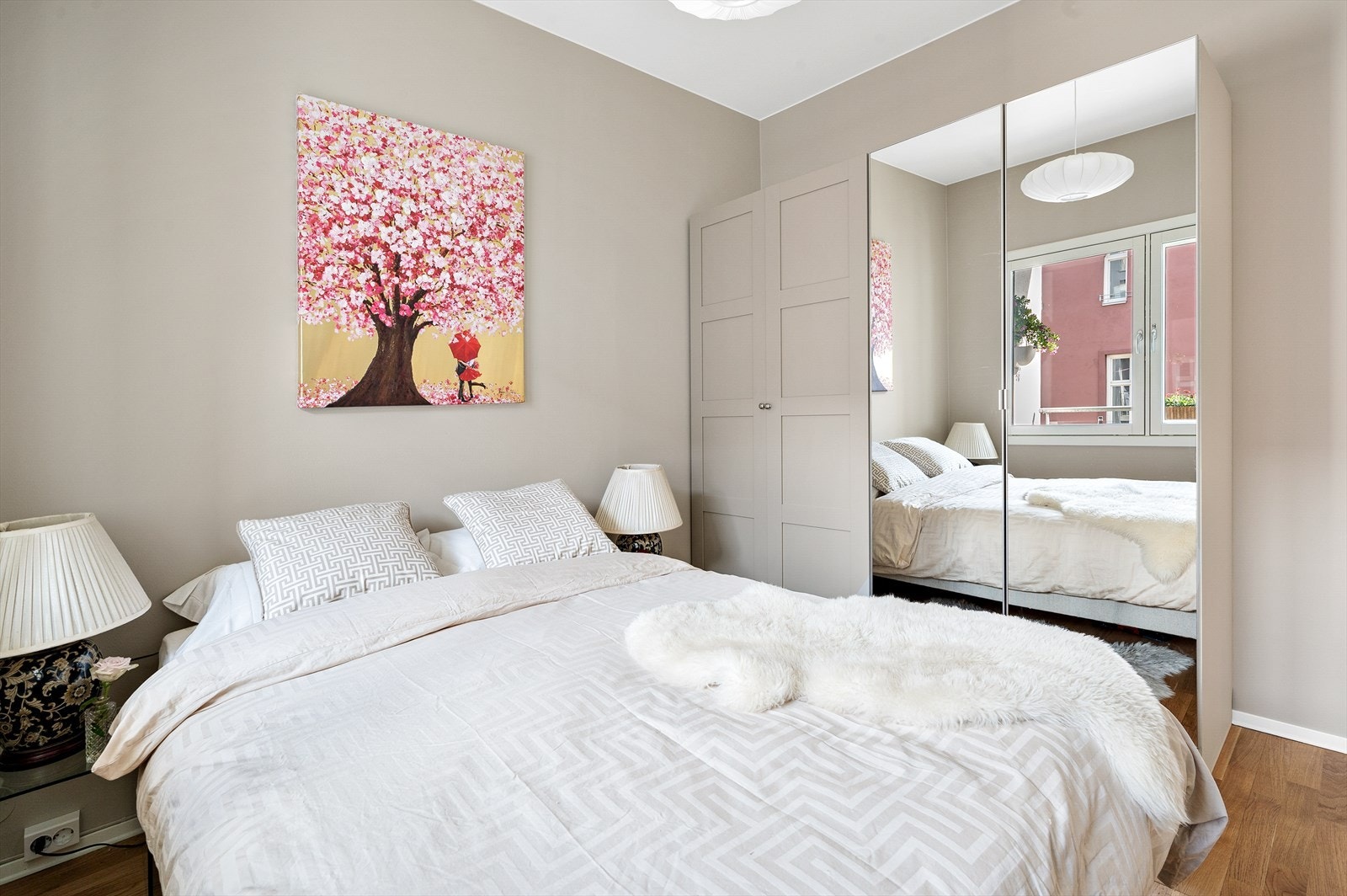 Romslig soverom med plass til dobbeltsend og garderobeskap. Galleribilde