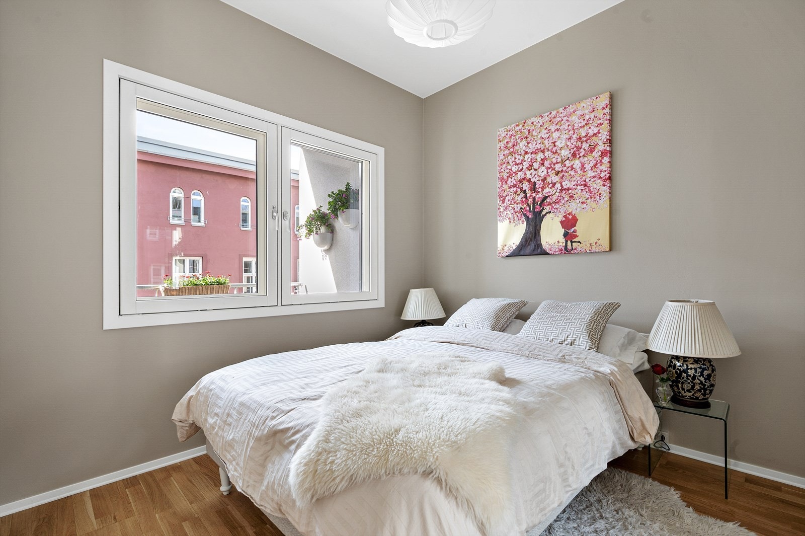 Vinduer med doble glass på soverommet Galleribilde