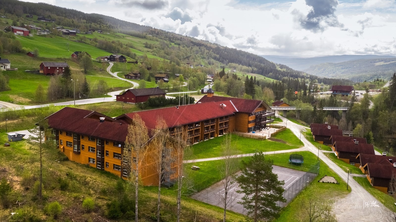 Leiligheten ligger i bygget til Actif Hotel Hallingdal, rett ved Ål skisenter i Votndalen, ca. 8 km fra sentrum som har de fleste servicetilbud Galleribilde