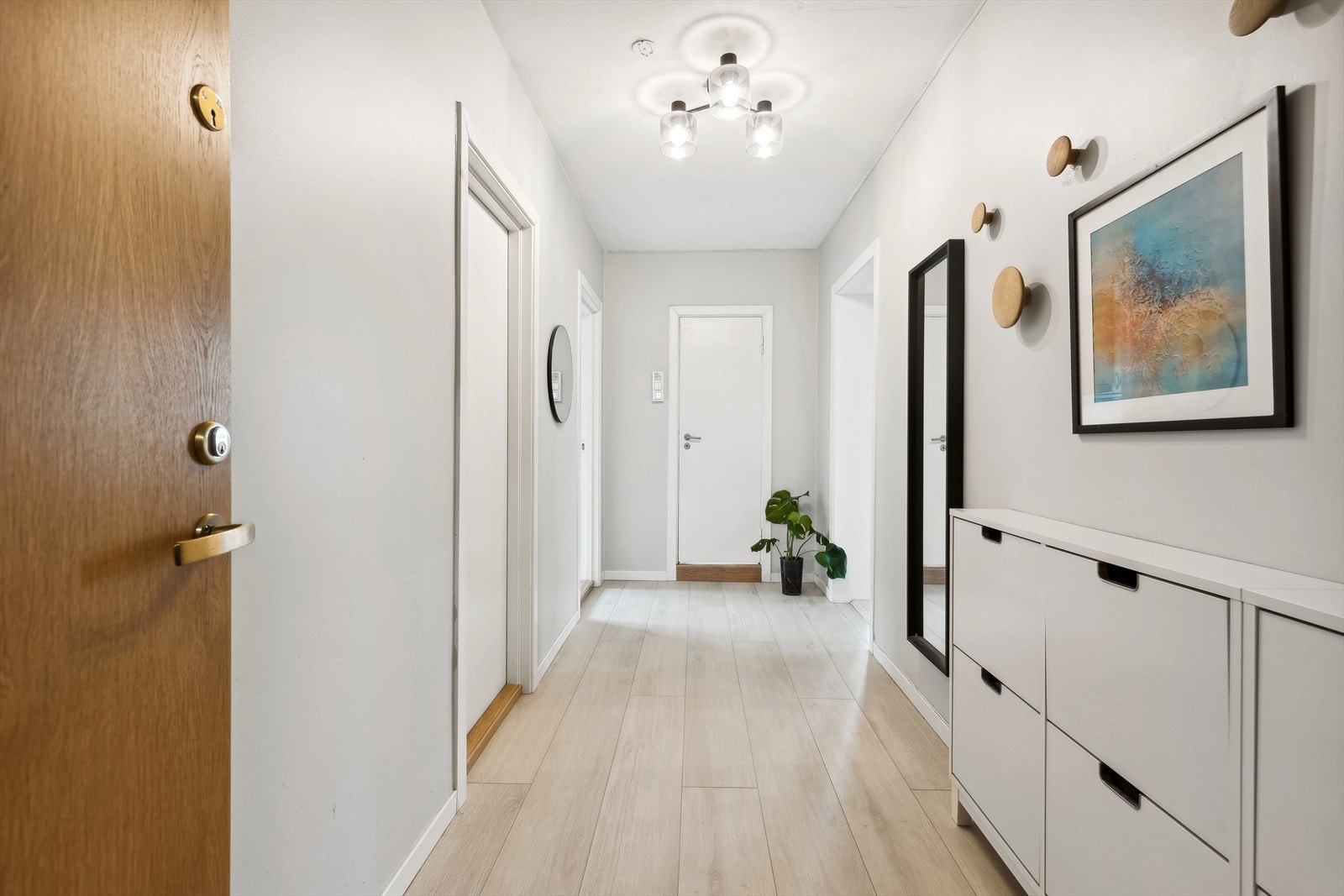 Ved siden av entrédøren er det dørcalling. Sikringstavle med automatsikringer, montert i felles gang. Galleribilde