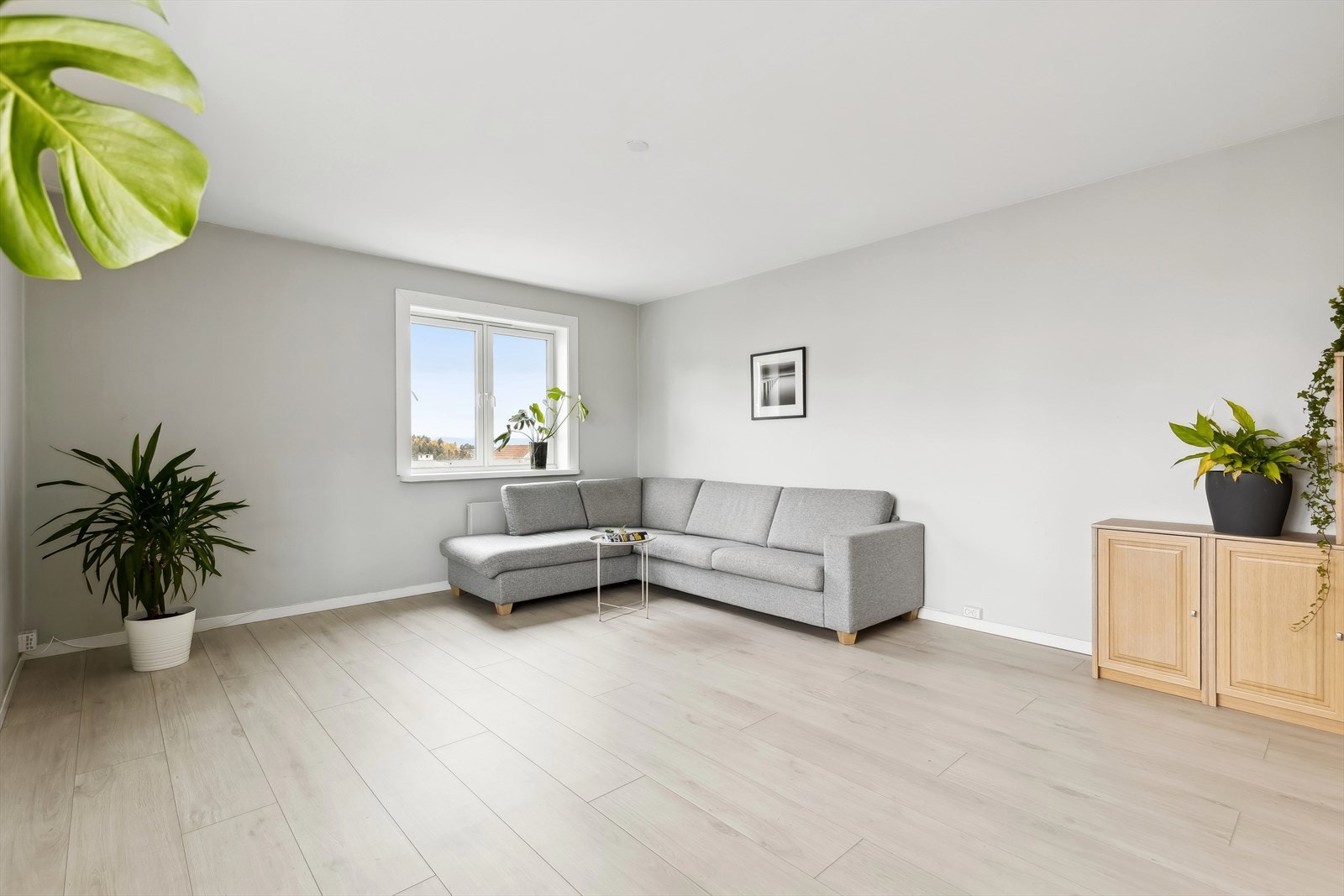 Plass til både sofagruppe og spisebord, og her kan man invitere familie/venner på hyggelige sammenkomster. Galleribilde