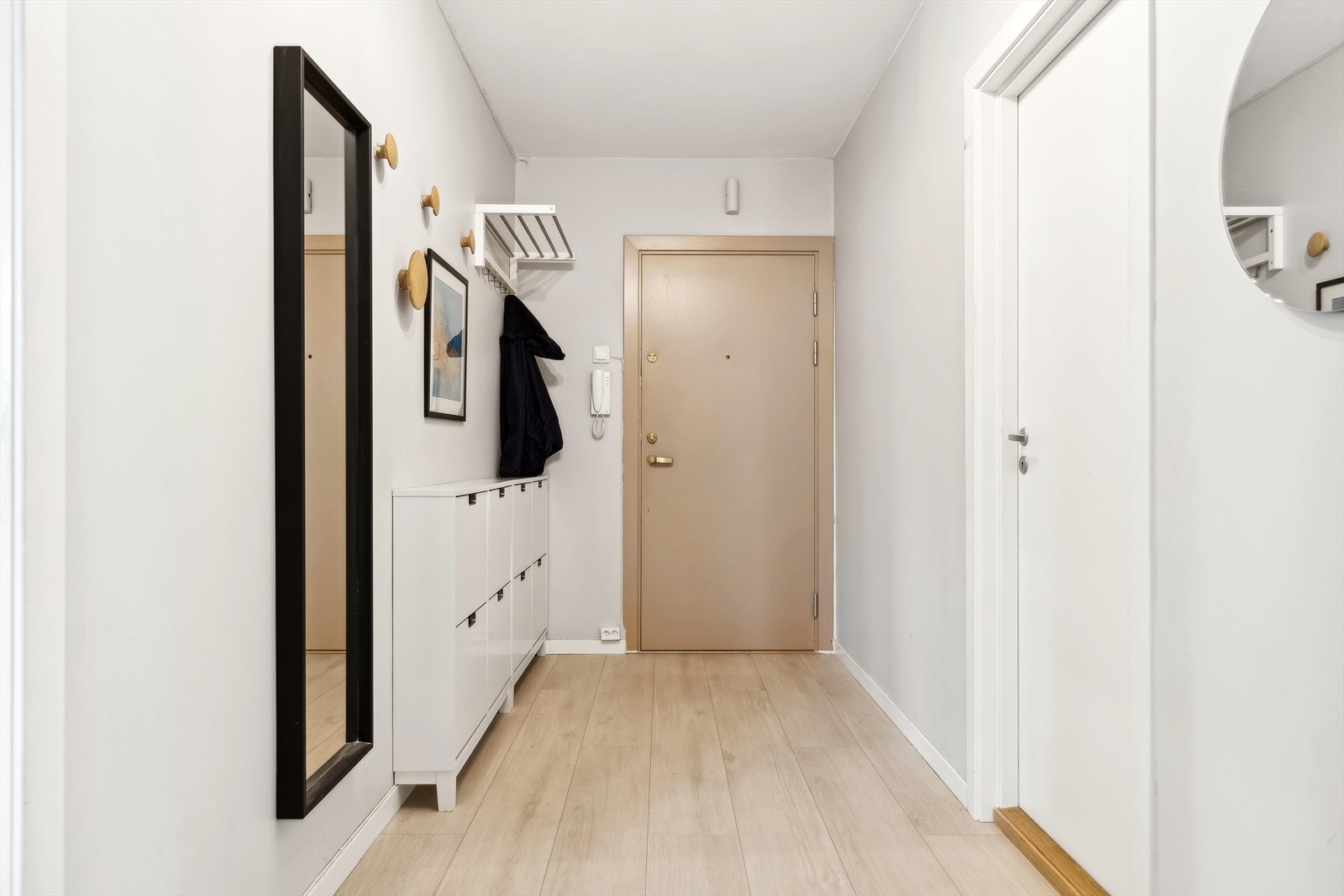 Her ønskes du velkommen inn til en romslig gang med god plass for oppheng av yttertøy. Galleribilde