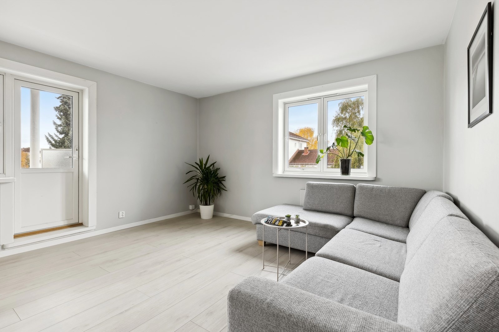 Store vindusflater slipper inn godt med lys og skaper en hyggelig atmosfære i leiligheten. Galleribilde