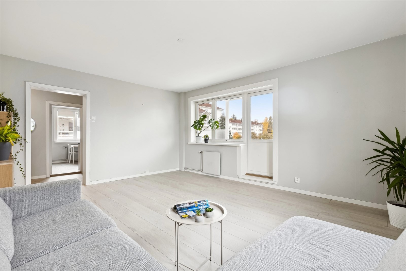 Den flotte stuen lar seg enkelt dele inn i to soner og oppleves som boligens sosiale samlingspunkt. Galleribilde