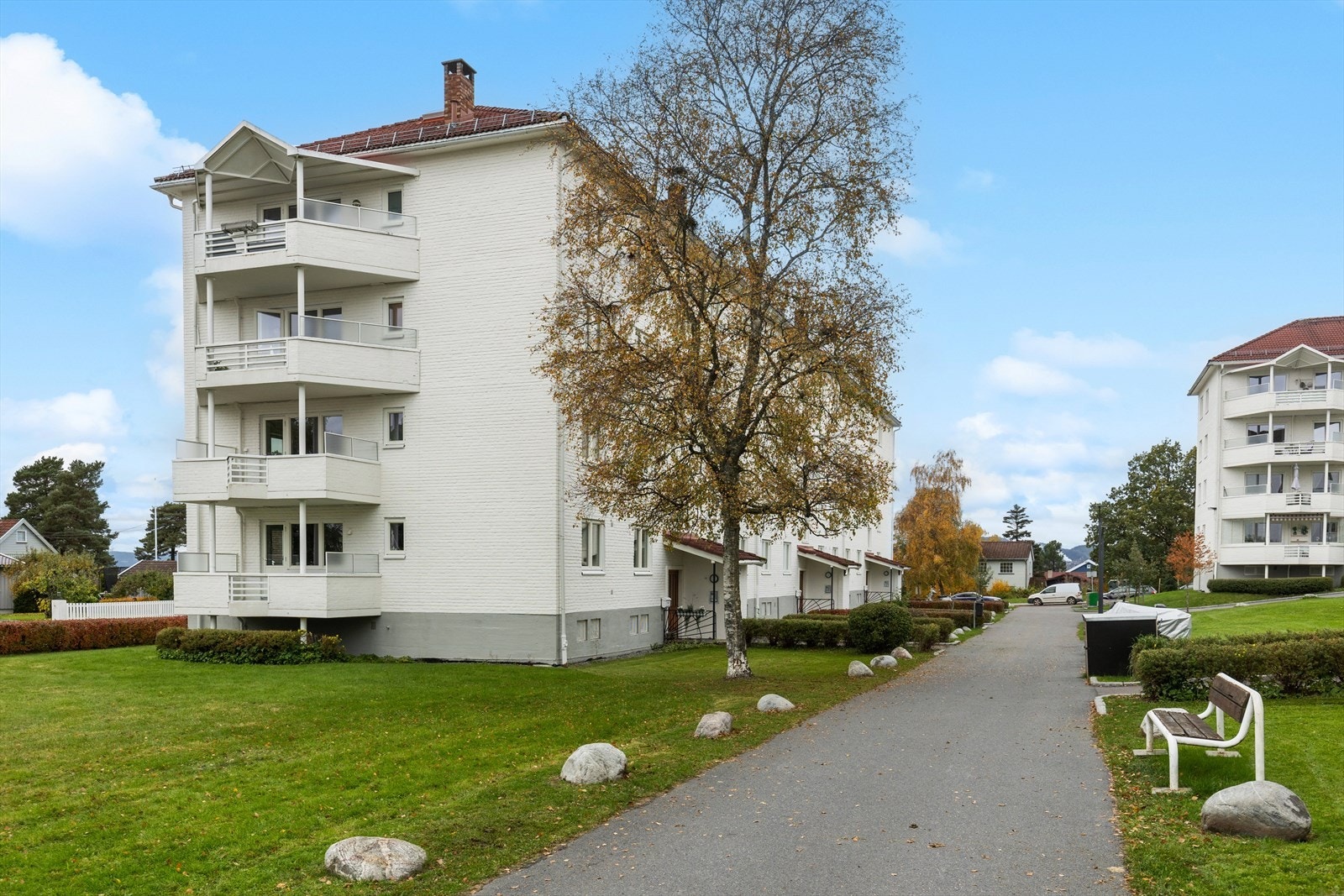 I tillegg disponerer leiligheten en kjellerbod på ca. 5 m² og en loftsbod på ca 8,5 kvm (gulvareal). Galleribilde