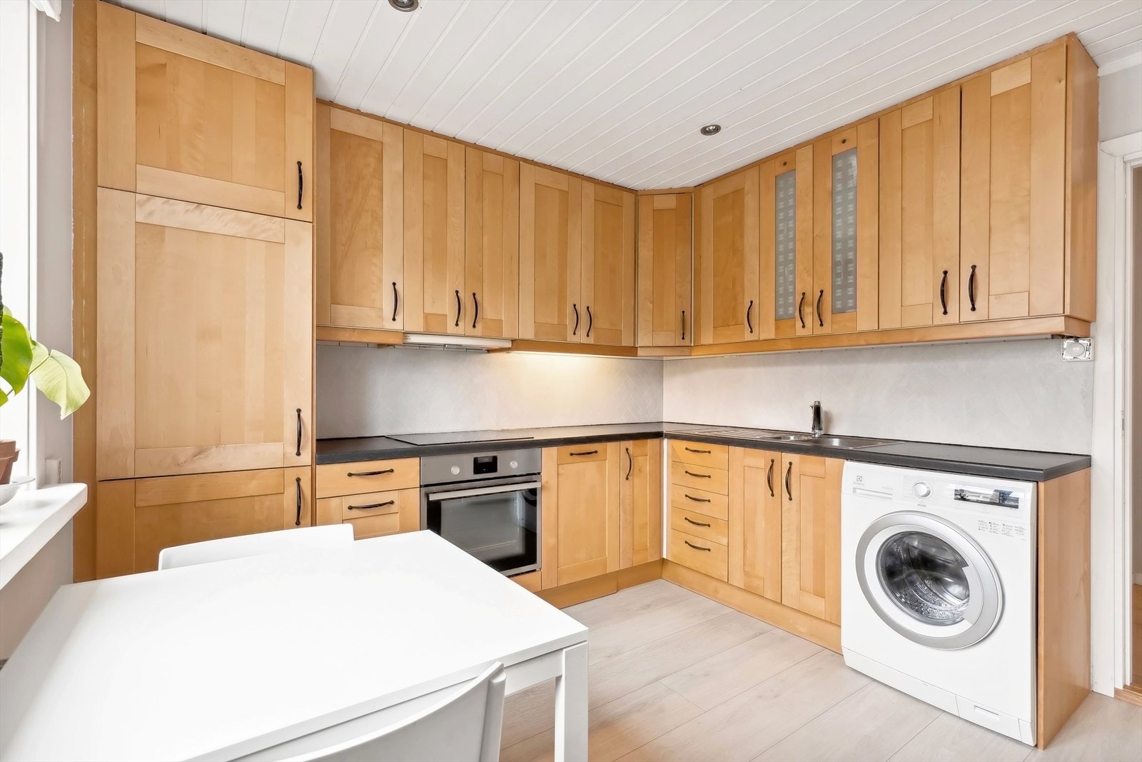 Kjøkkenet har en takhøy kjøkkeninnredning fra Ikea (2003). Hvitevarer som kjøl-/fryseskap, stekeovn, induksjon platetopp og integrert oppvaskmaskin medfølger boligen ved salg. Opplegg for vaskemaskin. Galleribilde