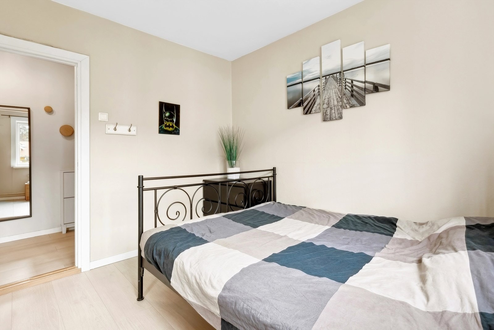 Rommet ligger svalt mot øst. Galleribilde