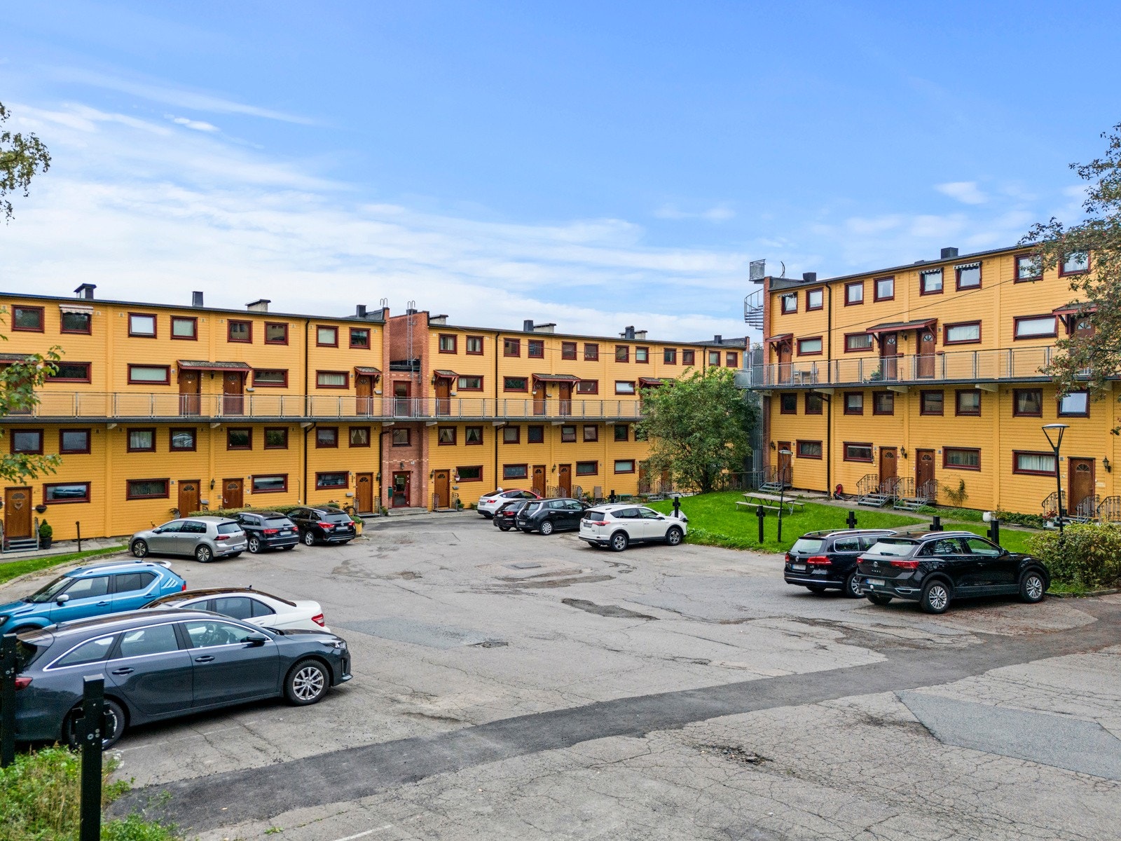 Hver andelshaver har ett parkeringsbevis som gir rett til parkering av en bil på felles biloppstillingsplass. Galleribilde