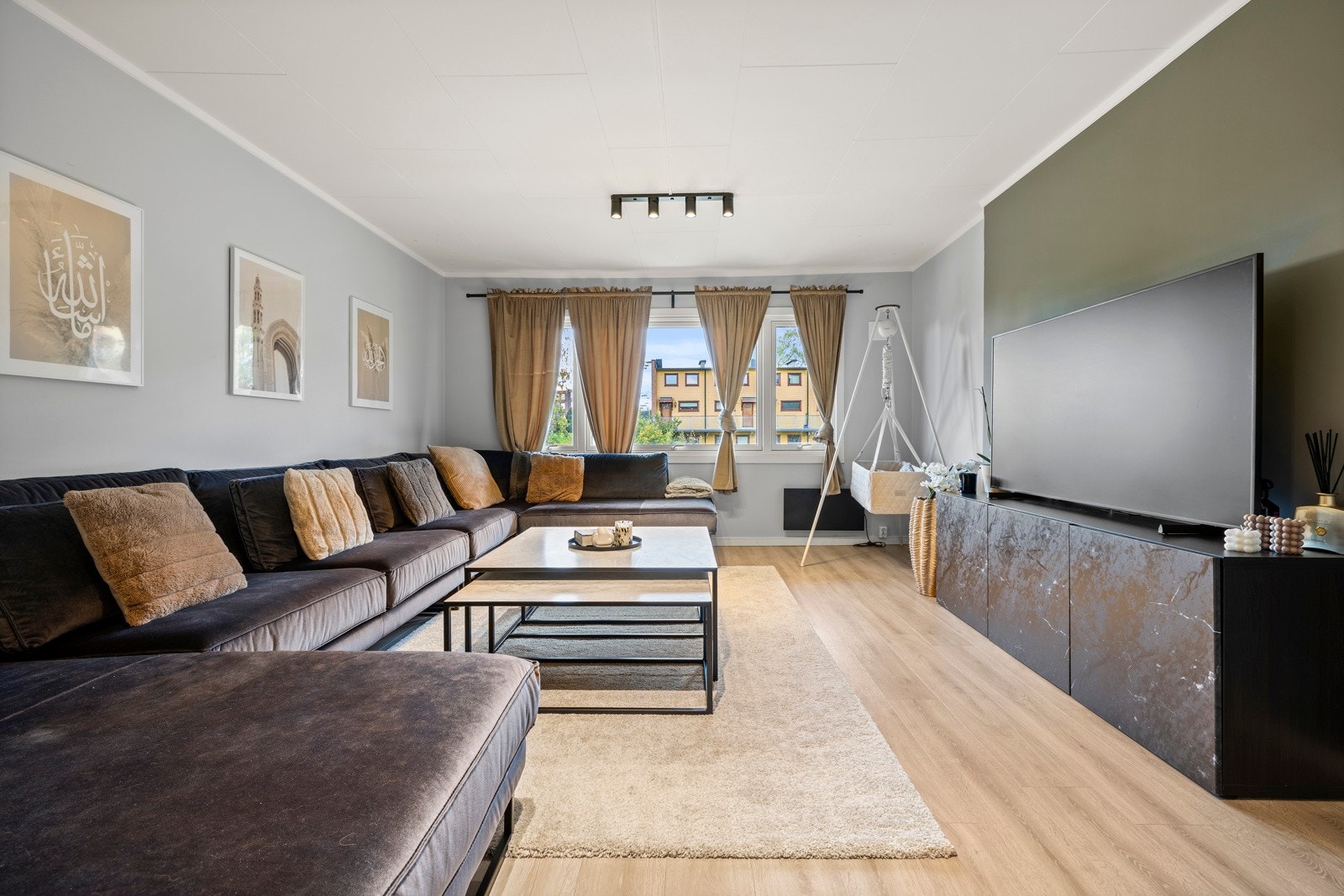 Store vindusflater som slipper inn mye naturlig lys. Galleribilde