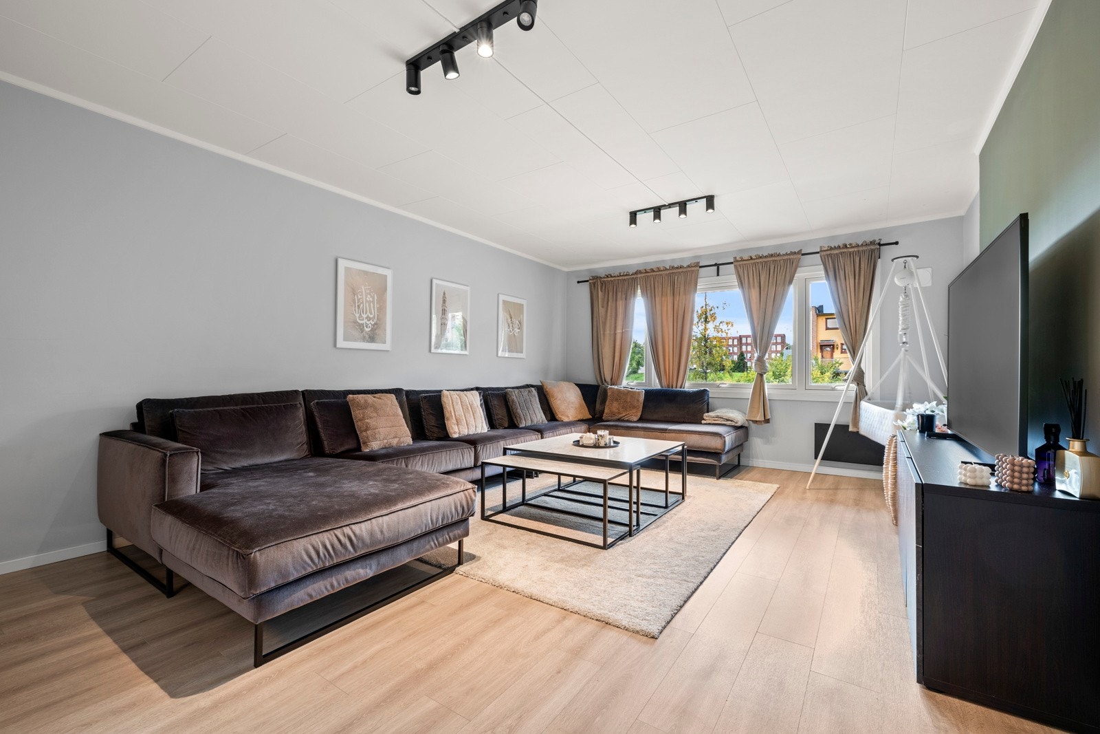 Stort og romslig oppholdsrom med god plass sofagruppe og diverse møbler. Galleribilde