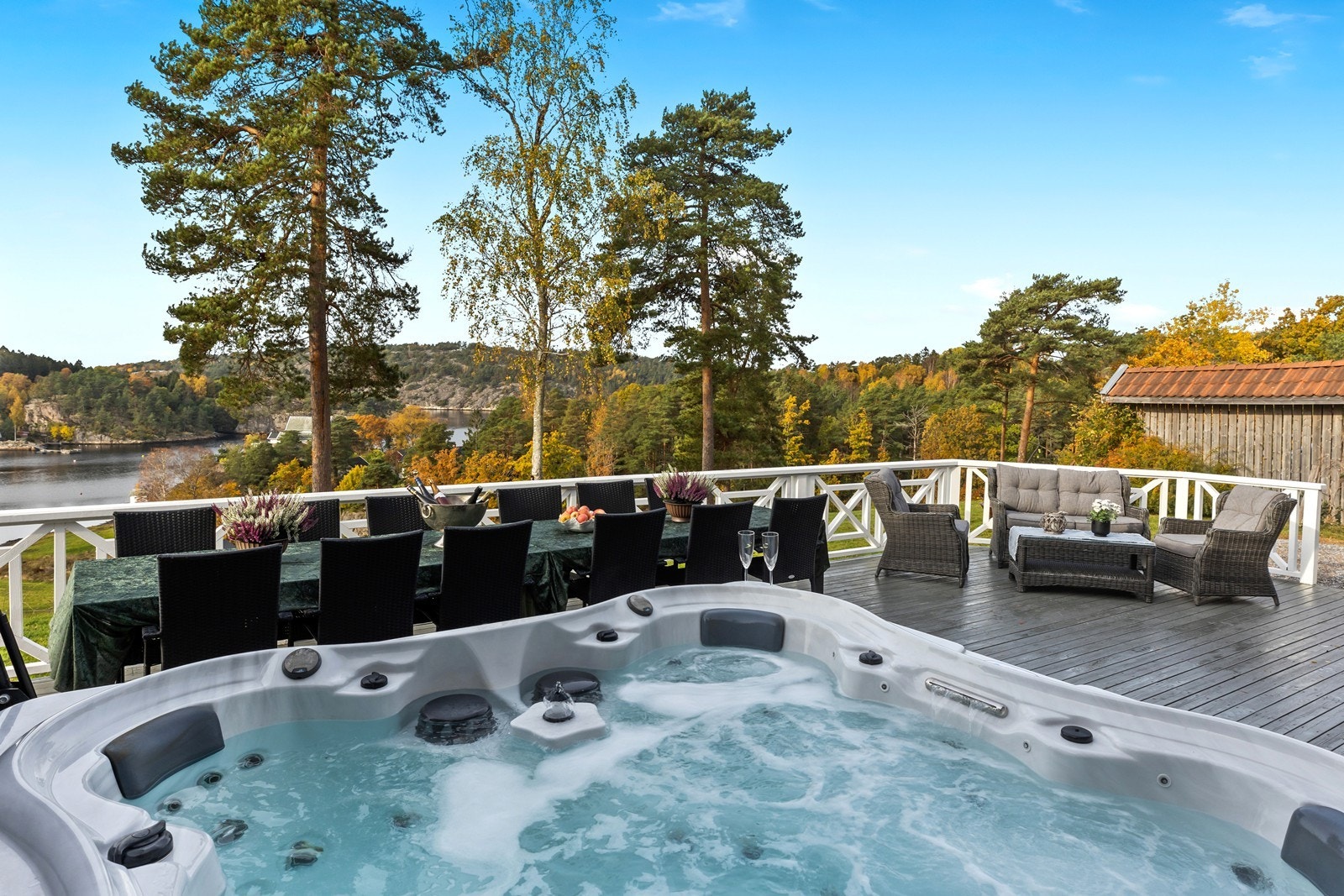 Jacuzzi fra 2022 - god plass på vestvendt terrasse Galleribilde
