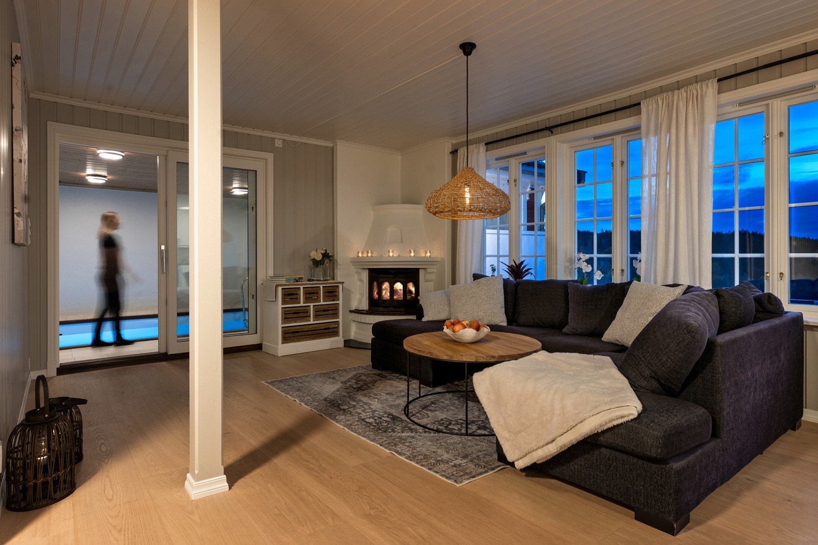 Fra stue er det utgang til terrasse og inngang til bassengavdelingen Galleribilde