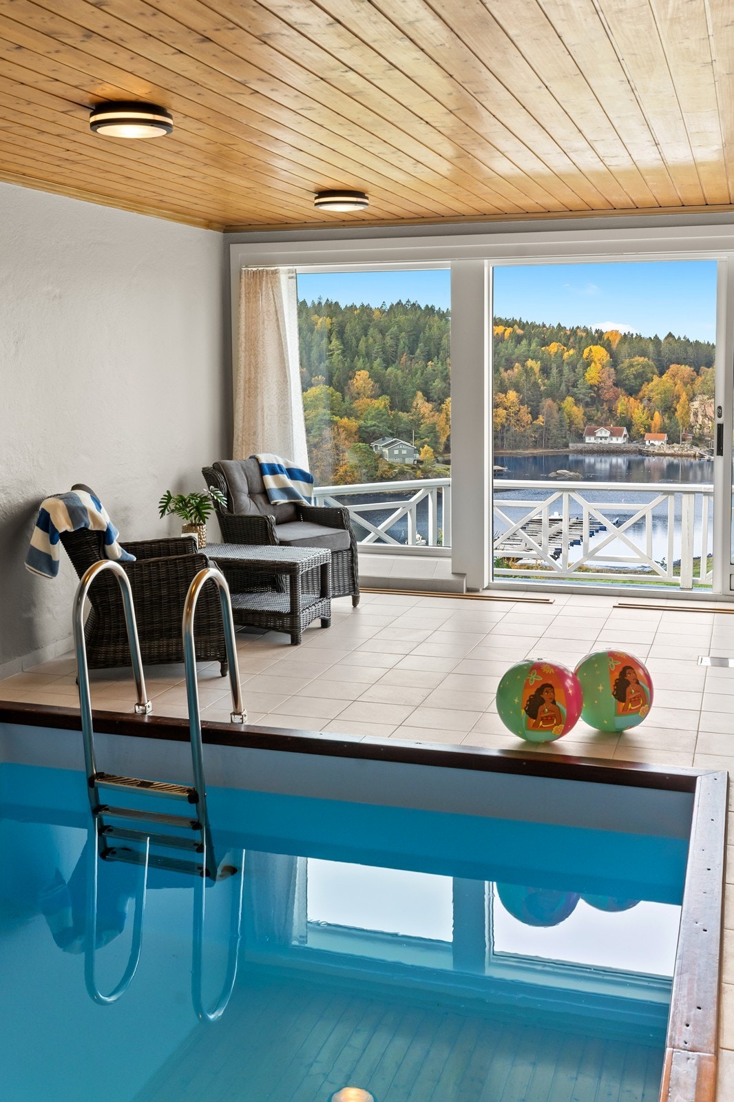 Basseng og relaxavdeling med skyvedør til jacuzzi på terrassen Galleribilde