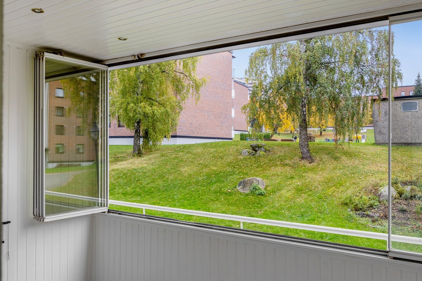 Balkongen vender ut mot rolig og hyggelig fellesområder Galleribilde