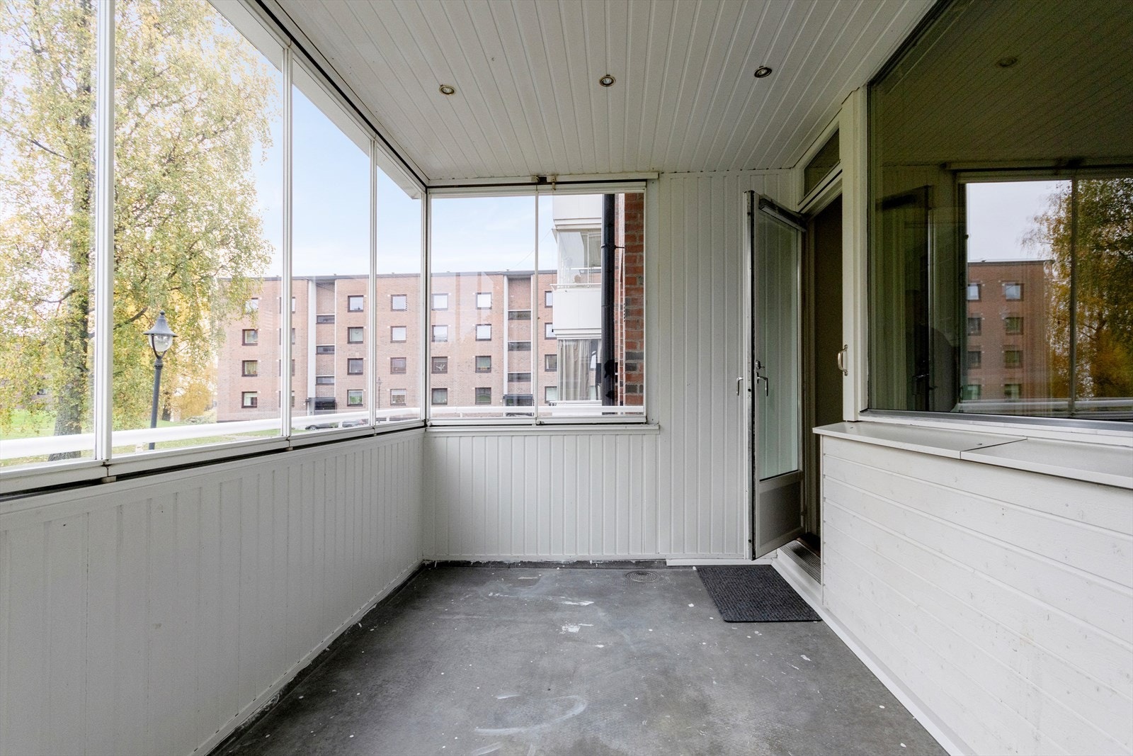 Fra stuen er det utgang til en stor innglasset balkong på ca. 9m² Galleribilde