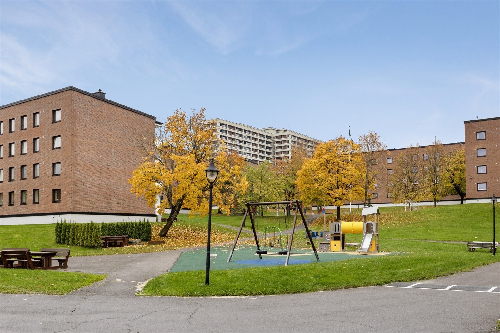 Flotte fellesområder med flere sittegrupper og lekeplass for de yngste barna Galleribilde