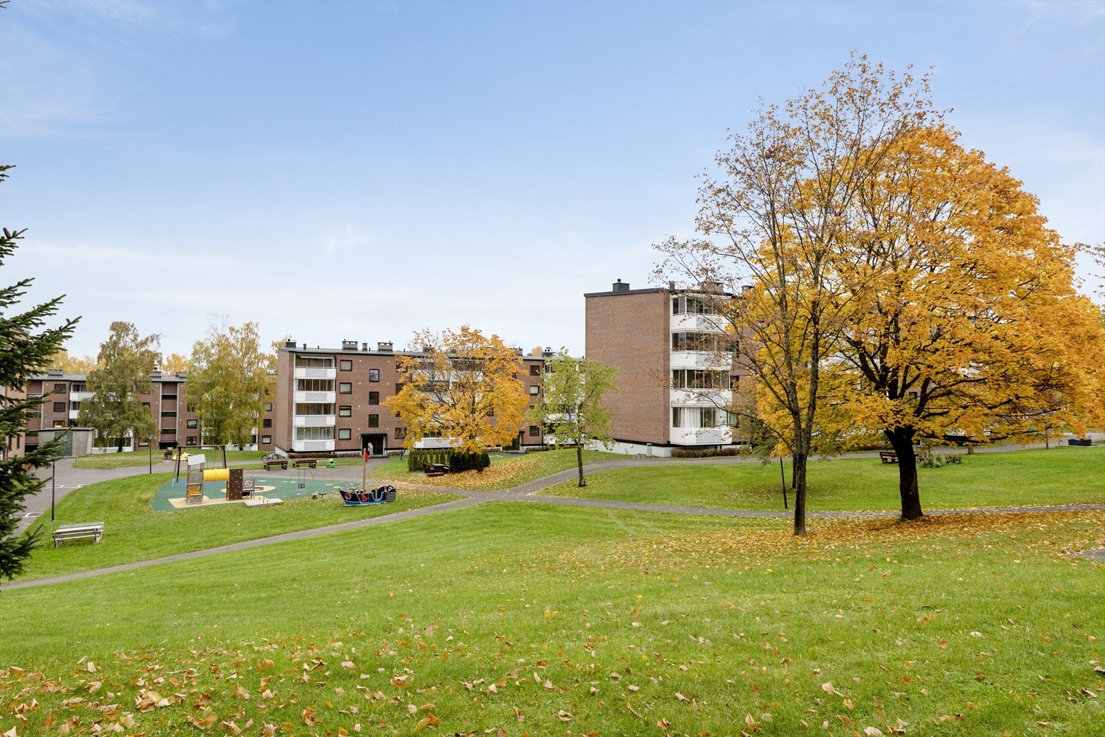 Beliggenheten er sentral og attraktiv, med umiddelbar nærhet til barnehager, kjøpesenter og T-bane, samt kort vei til togstasjon Galleribilde