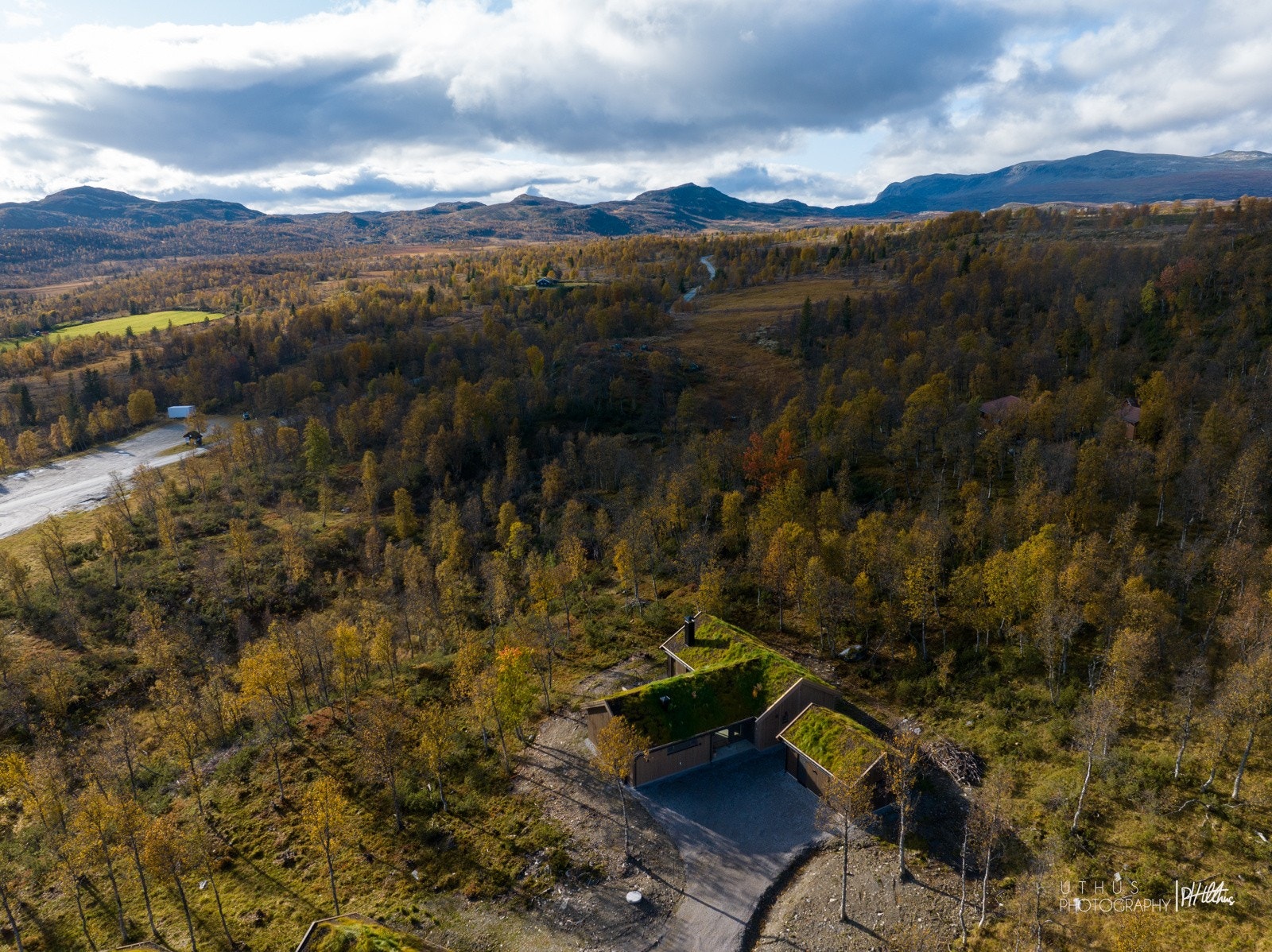 Mange fine muligheter for bading og fiske i fjellvann, nærmeste er hengsvatnet kun 2km unna tomten. Galleribilde