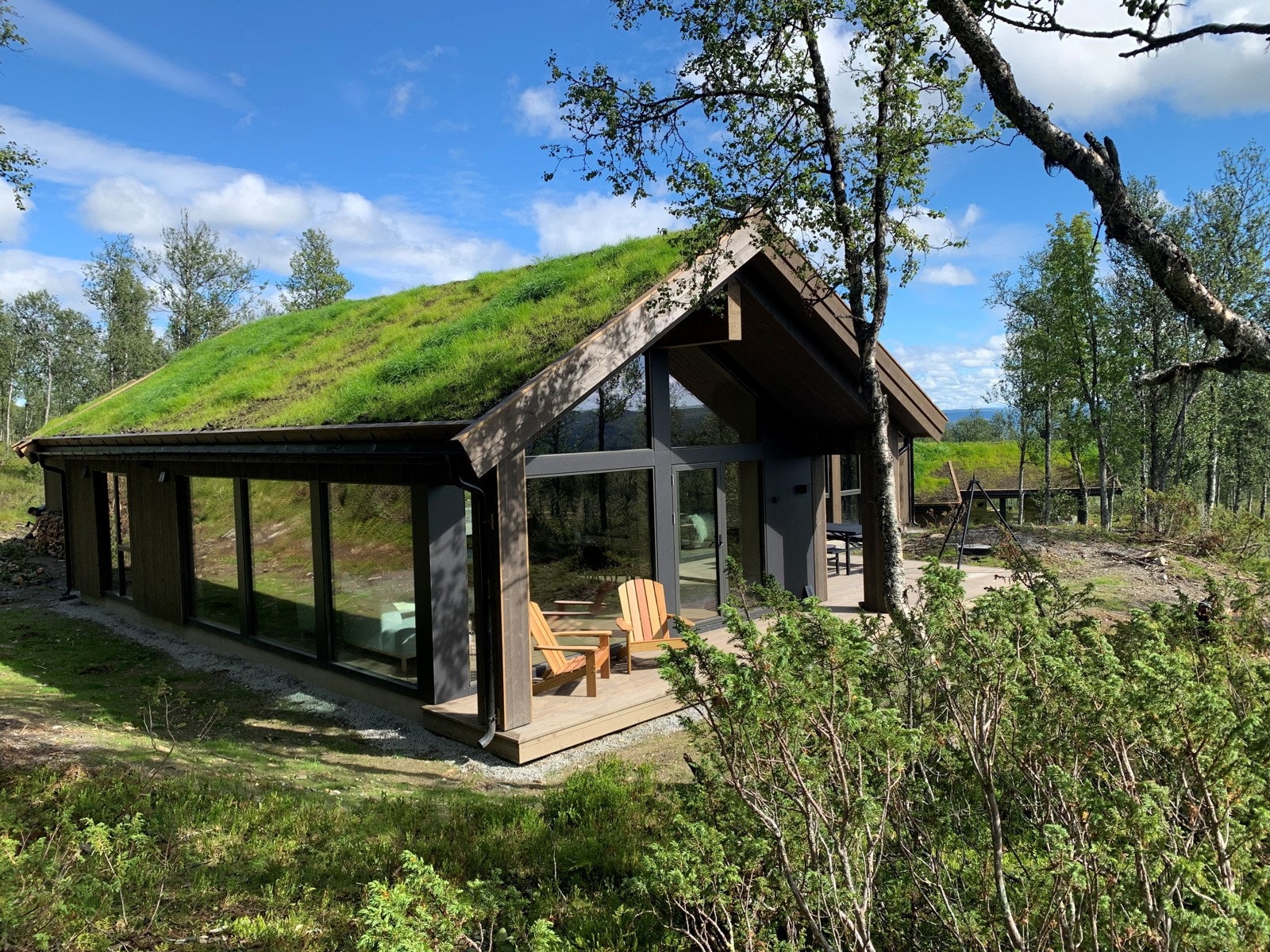 Private bilder. Eiendommen har flott beliggenhet med friareal rundt tomtegrensen, noe som gjør at uteområdet oppleves svært usjenert og luftig. Galleribilde