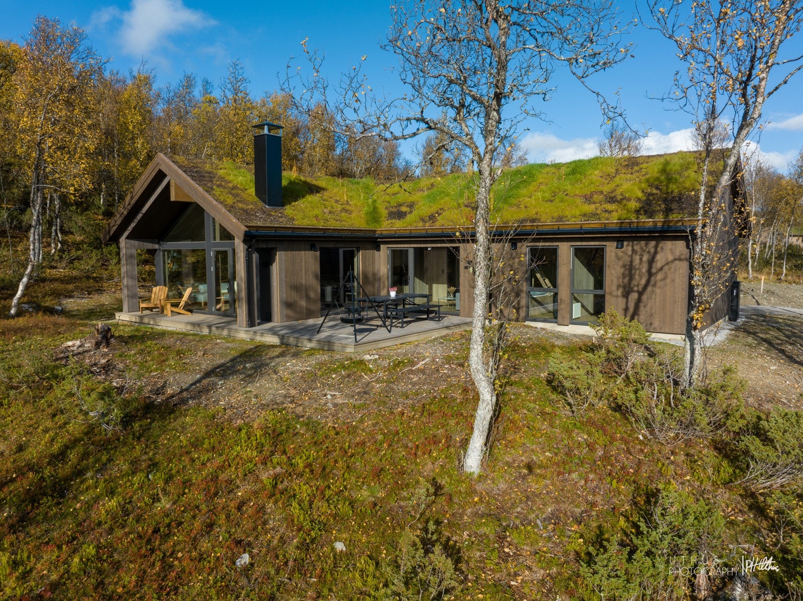 Eiendommen ligger ved foten av Bjødnahovda på Leveldåsen 979 moh, med fantastisk beliggenhet, meget gode solforhold og flott utsikt mot omkringliggende fjell. Galleribilde