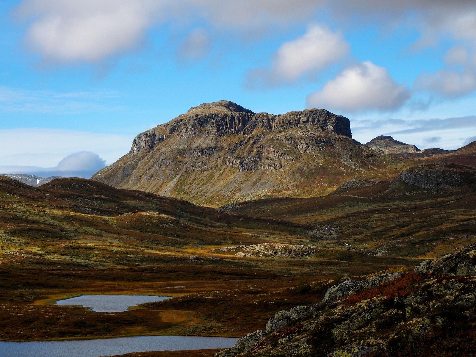Lauvdalsbrea er kanskje det mest iøyenfallende fjellet i Ål. Nesten uansett hvor man ferdes i Ål, ser du Lauvdalsbrea ligge der som en slags kulehammer. Foto: Brye Foto Galleribilde