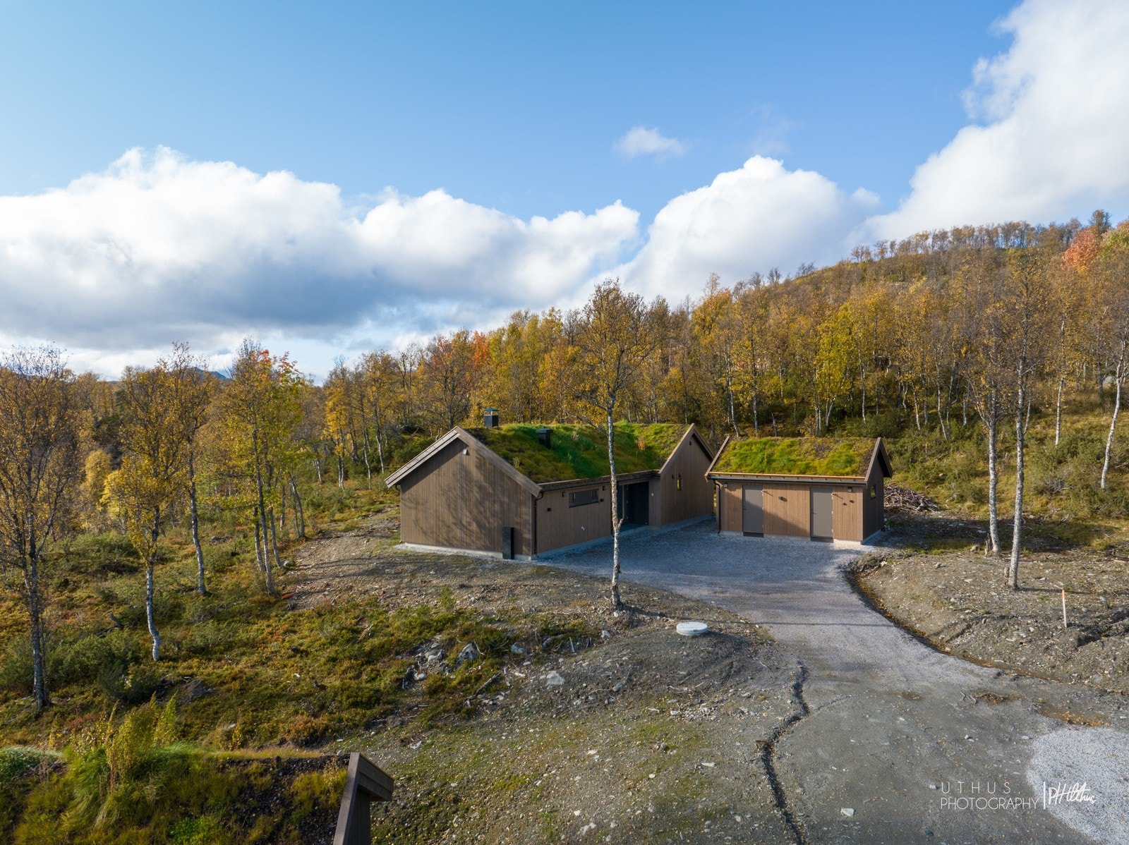 På sommerstid finnes flere turstier som fører deg blant annet til Lauvdalsbrea, Reineskarvet, Blåbergji eller Versjøen. Galleribilde
