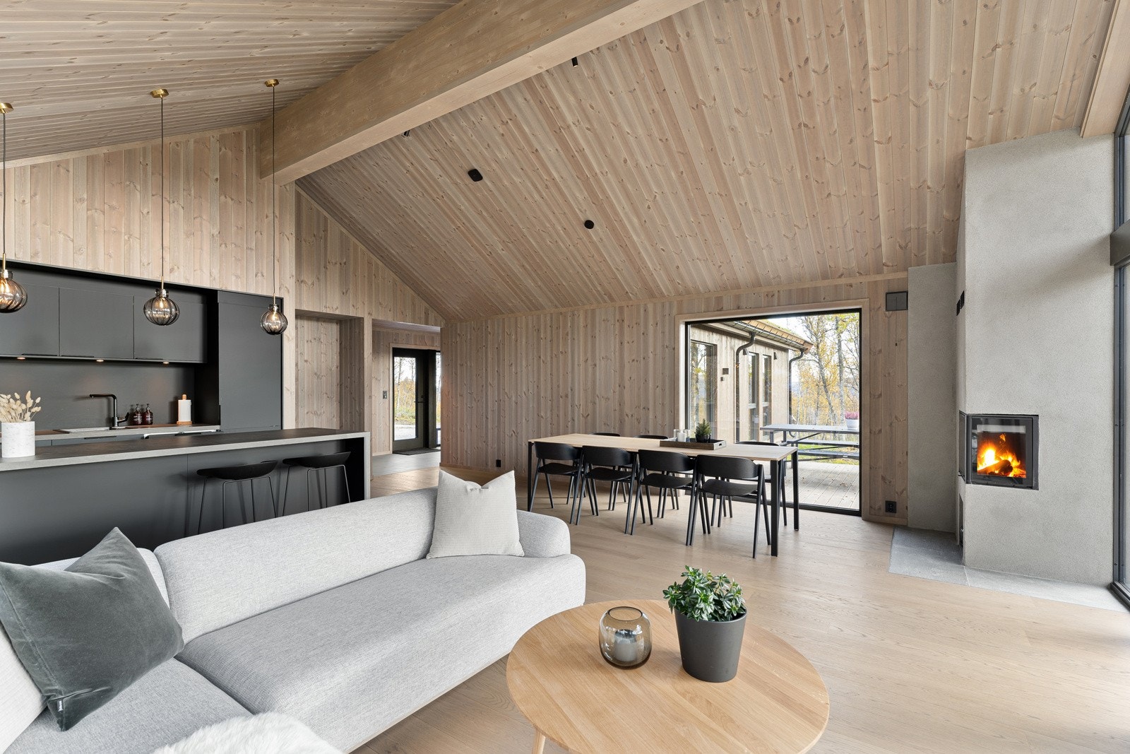 stuen er det en moderne Dovre peisinnsats som skaper varme og lunhet til hele hytta. Galleribilde