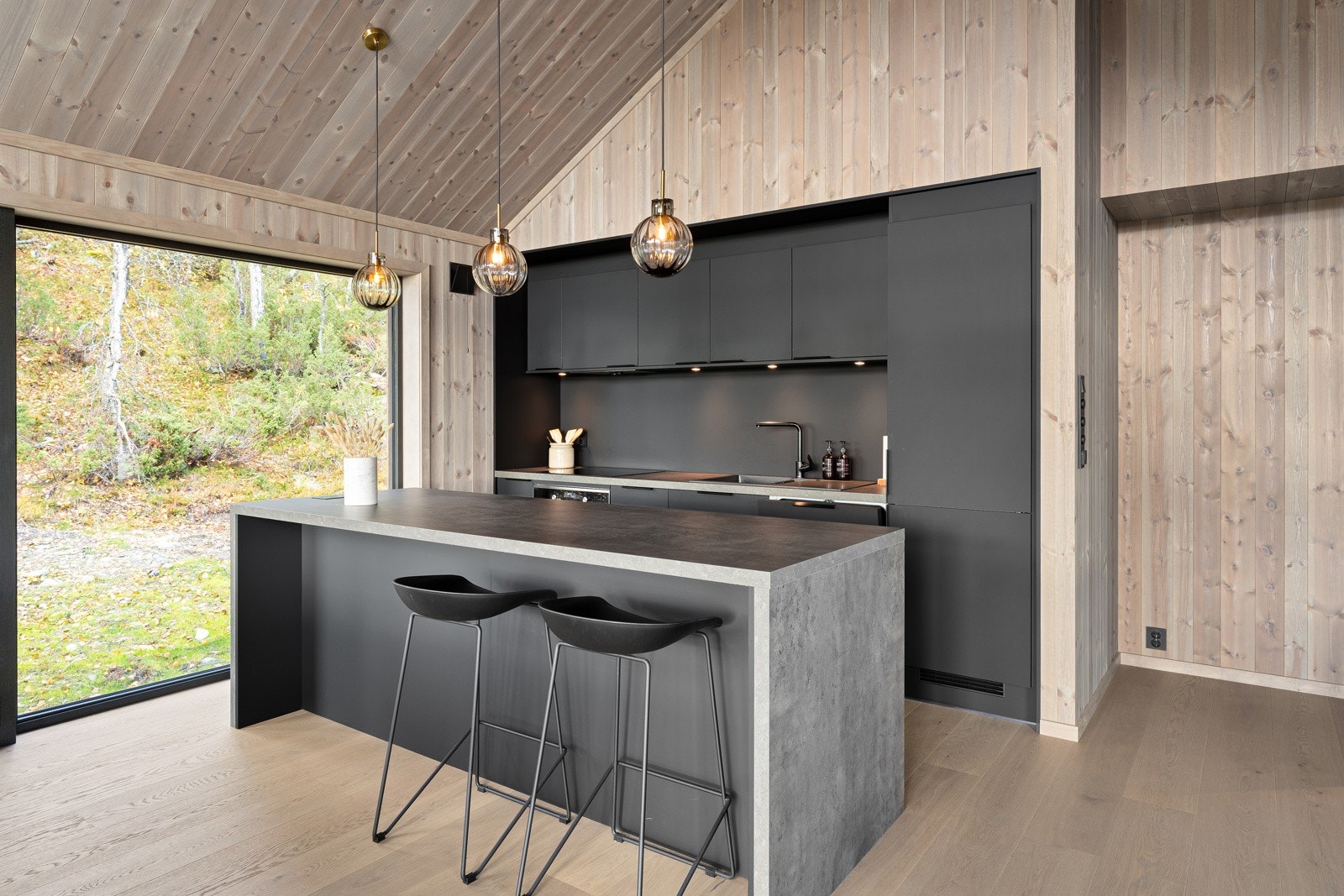 Kjøkkeninnredningen er levert av den danske familiebedriften Aubo. Innredningen har et eksklusivt design, med et moderne uttrykk og flott matt overflate. Galleribilde