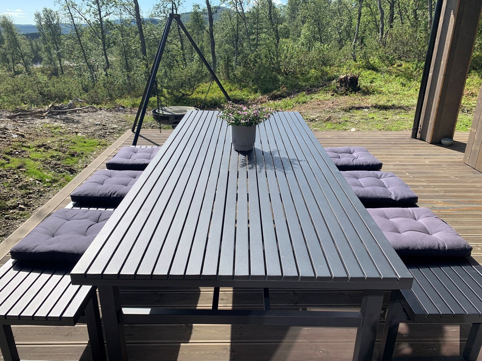 Private bilder. Terrassen skaper en deilig forlengelse av stuen og har god plass for sittegrupper, grilling og hyggelige sammenkomster. Galleribilde