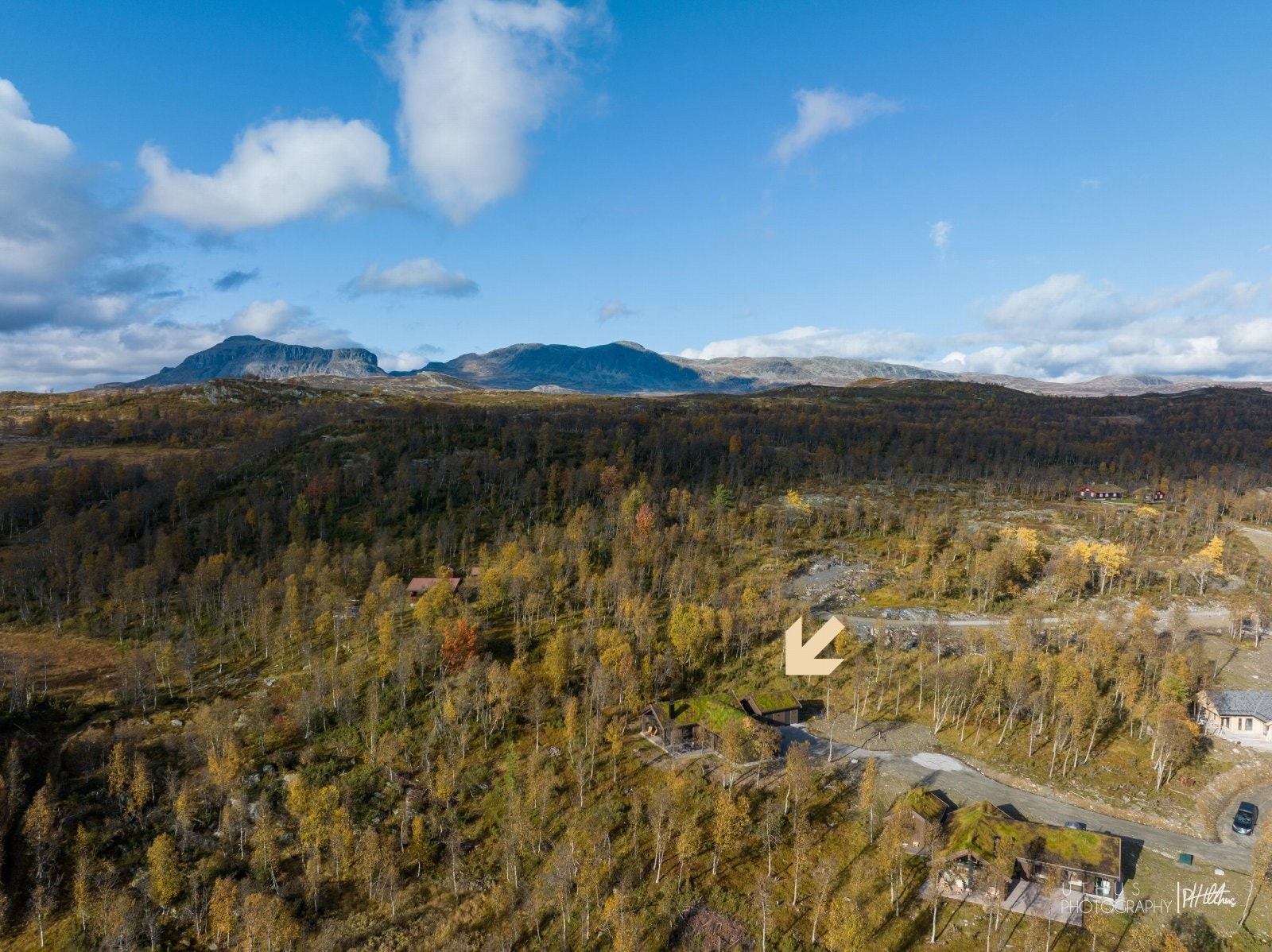 Eiendommen byr på flott utsikt mot omkringliggende fjell! Galleribilde