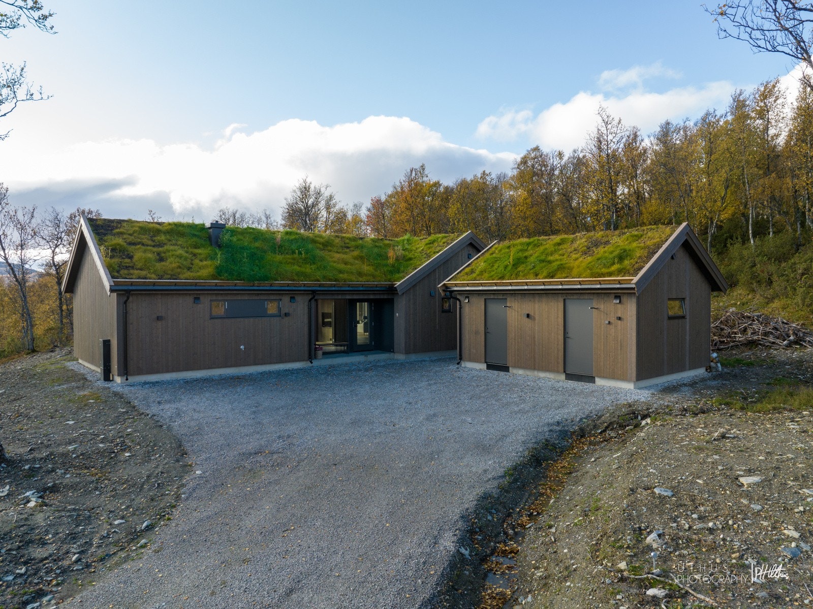 Det er biloppstillingsplasser på egen tomt. Pent opparbeidet med gruset innkjørsel. Galleribilde