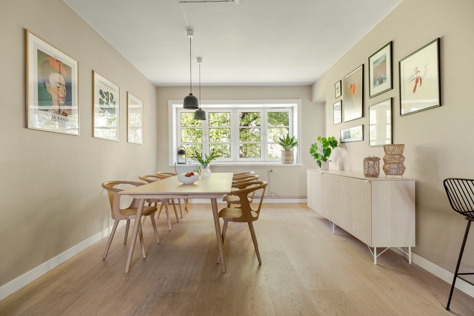 Størrelsen på rommet gir flere møbleringsmuligheter, med plass til større spisebord og salongdel. Galleribilde